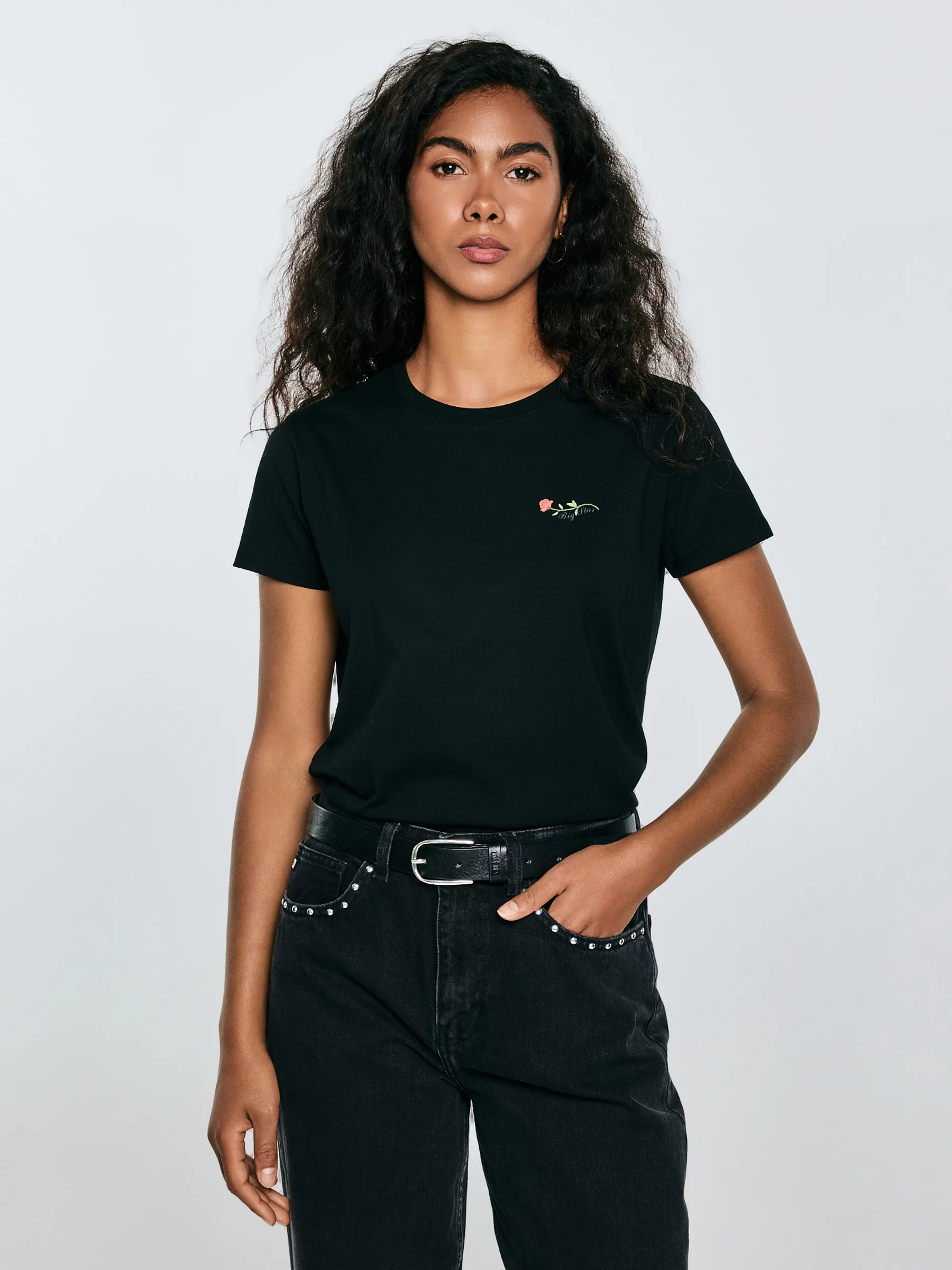 Koszulka damska z niewielkim haftem na piersi czarna Lidia 906