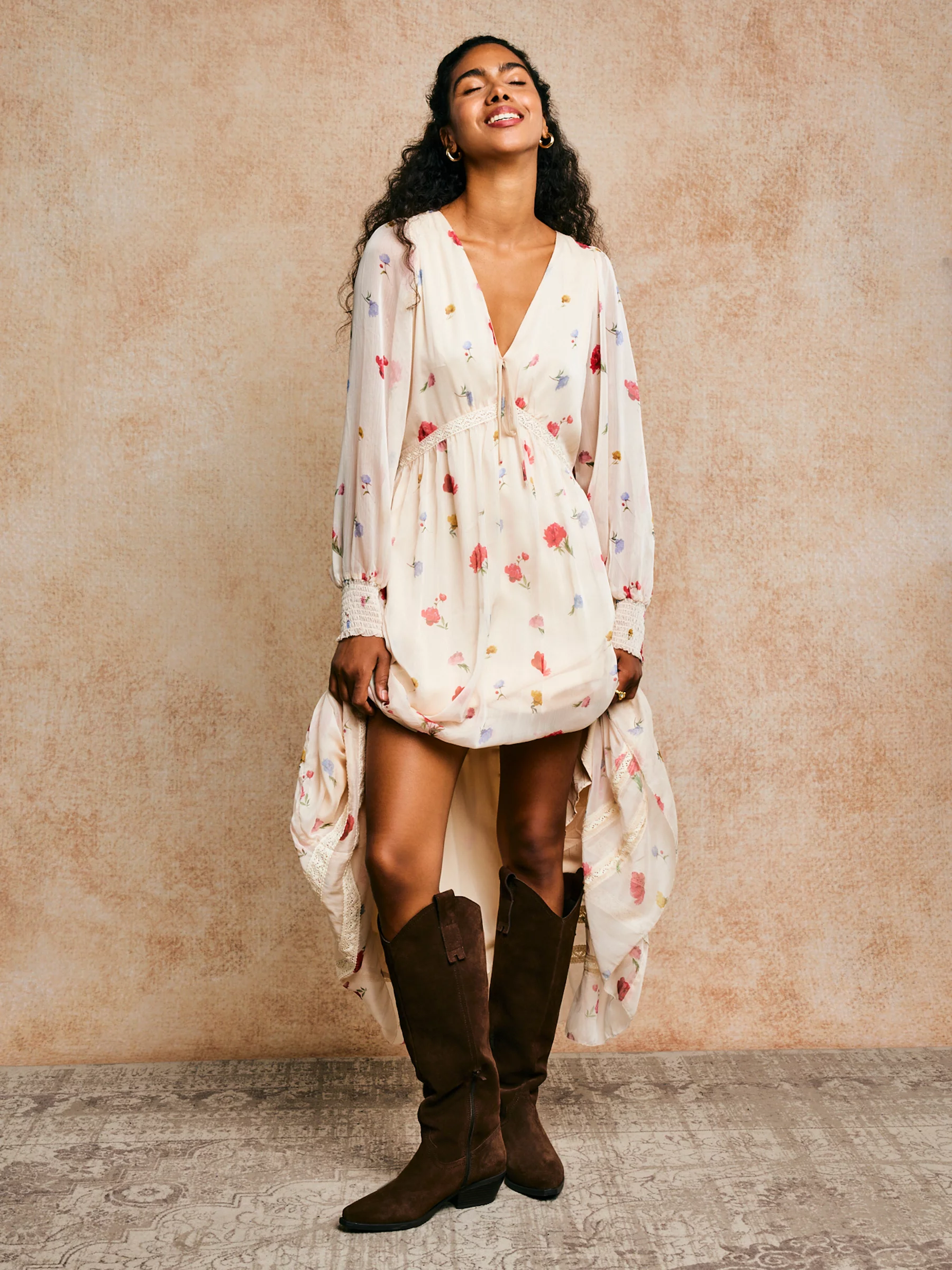 Sukienka damska maxi z motywem kwiatowym kremowa Ester 103