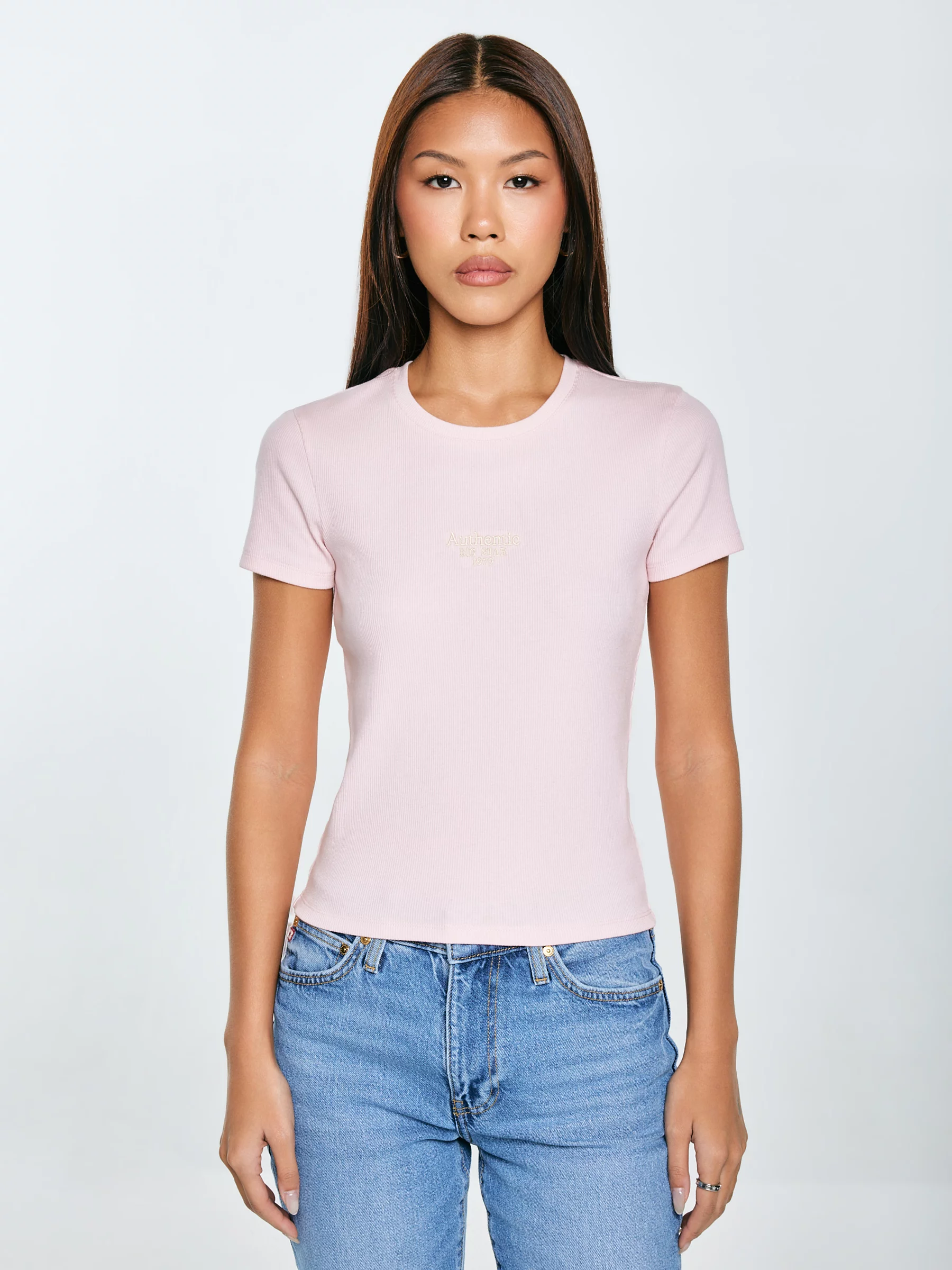 Koszulka damska w prążek z haftem różowa Clarsa 600