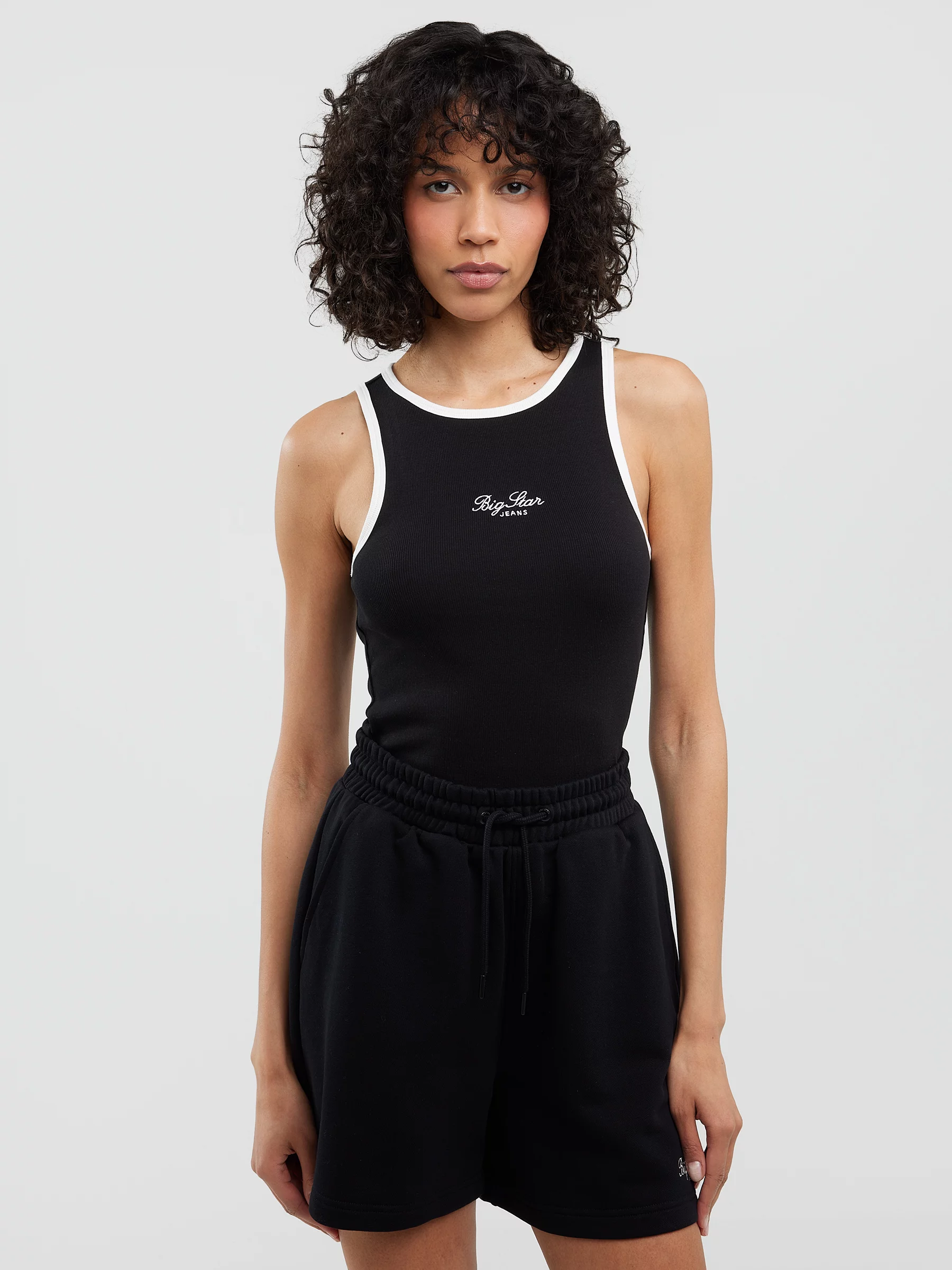 Koszulka damska na ramiączkach z kontrastowym wykoŅczeniem czarna Arisa 906