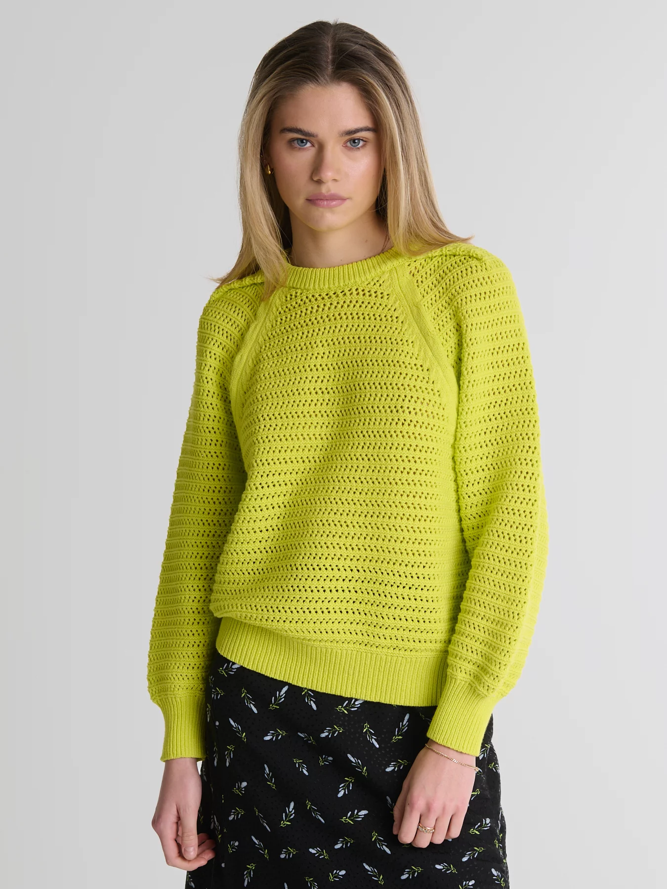 Sweter damski o ażurowym splocie limonkowy Funia 300