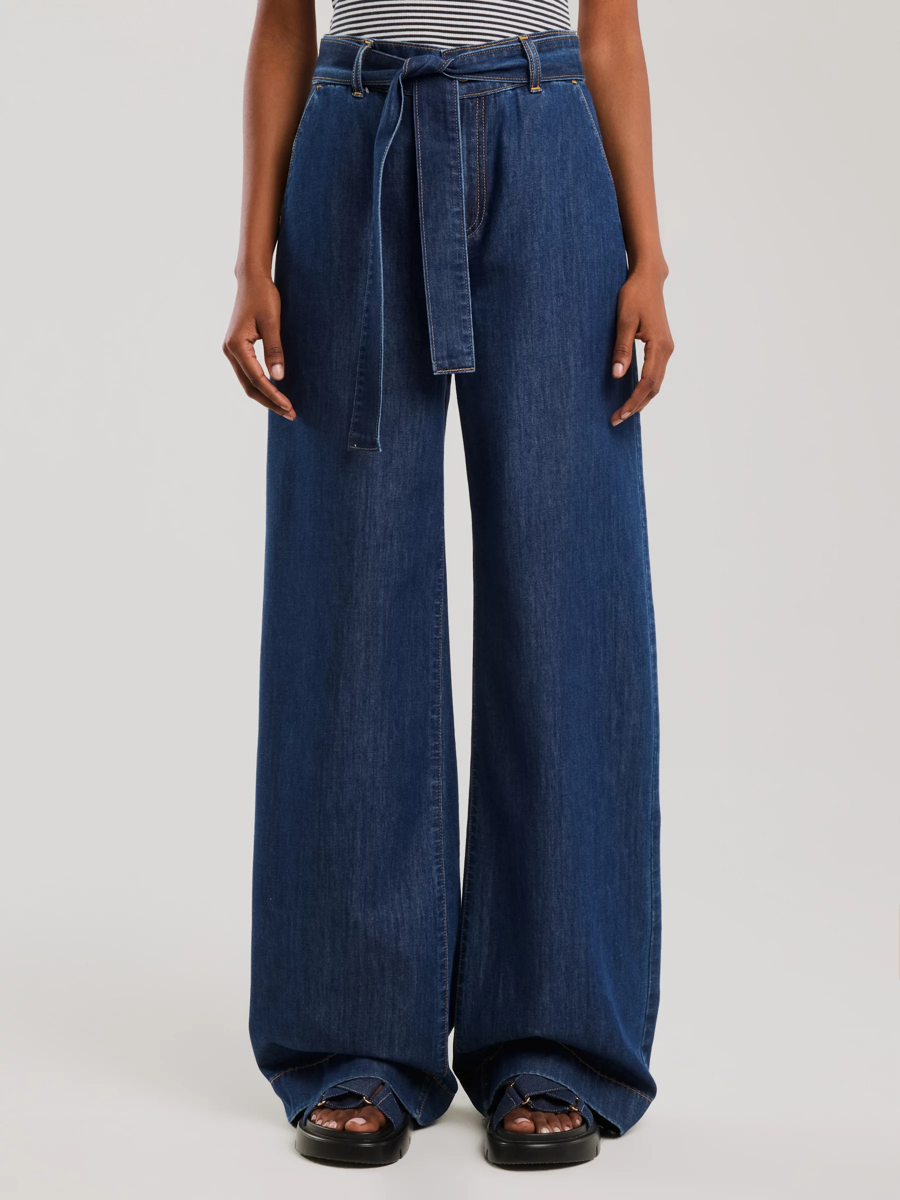 Jeansy damskie wide z paskiem granatowe Julii 550