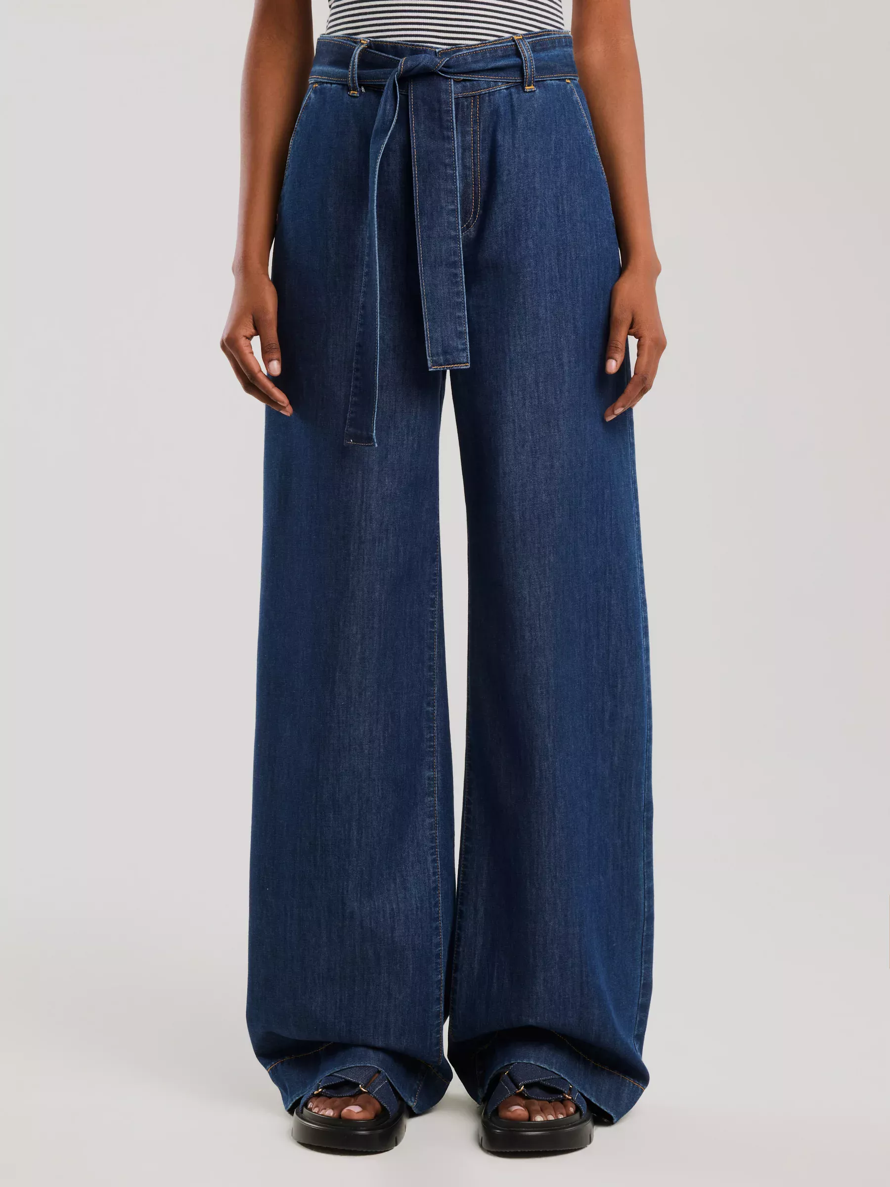 Jeansy damskie wide z paskiem granatowe Julii 550