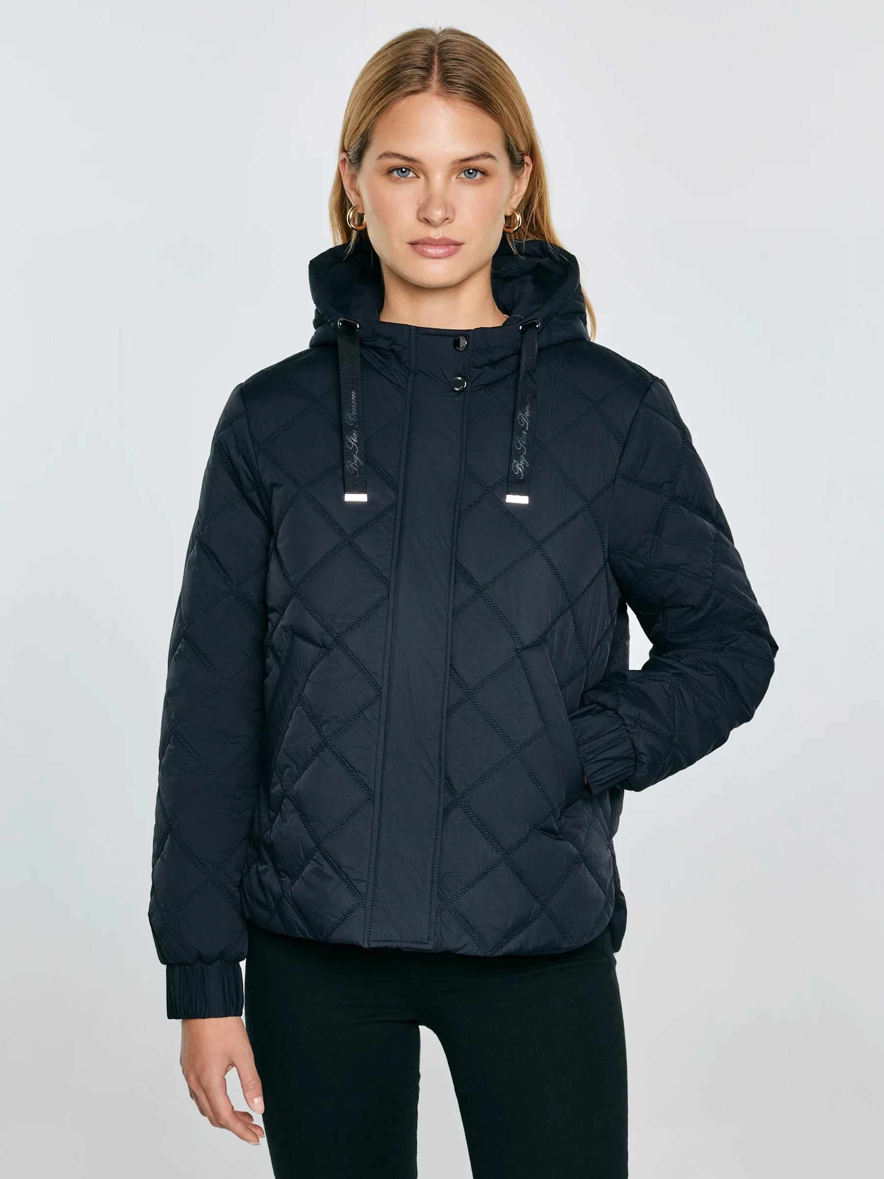 Kurtka damska pikowana z kapturem czarna Wynterina 906