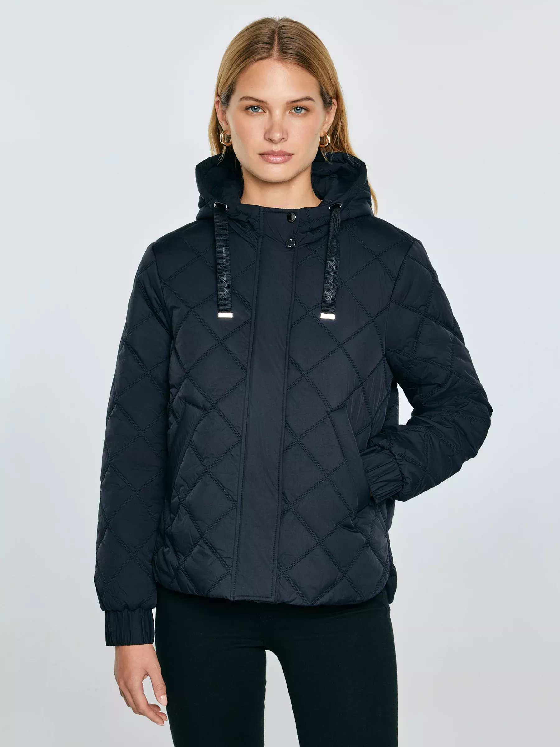 Kurtka damska pikowana z kapturem czarna Wynterina 906