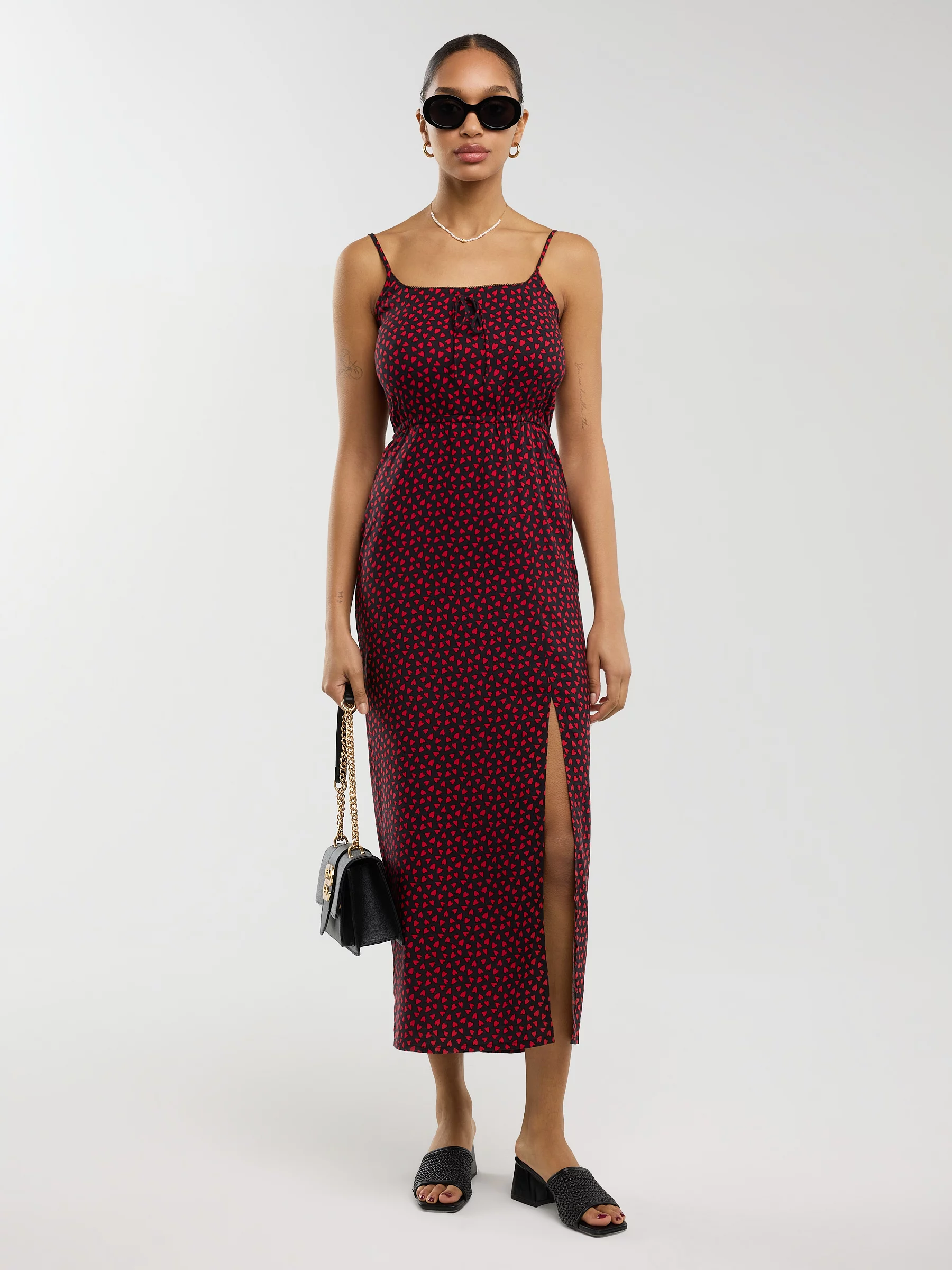 Sukienka damska midi z wiskozy na ramiączkach w serduszka czarna Frema 906