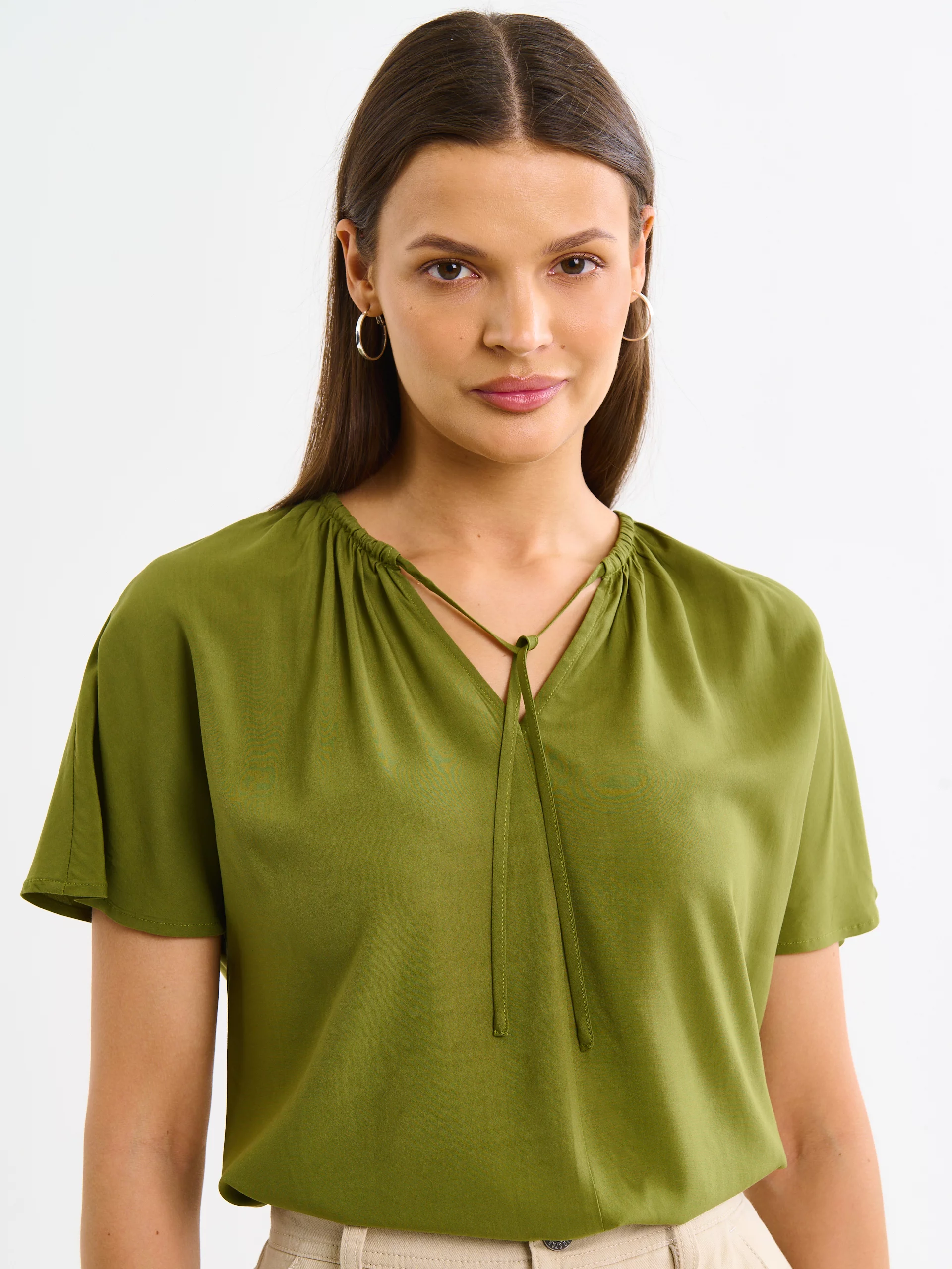 Bluzka damska z wiskozy z ozdobnym wiązaniem przy dekolcie zielona Kortini 303