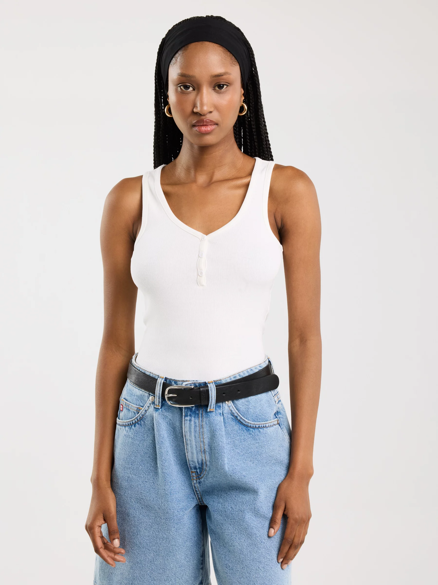 Koszulka damska na ramiączkach z ozdobnymi guzikami biała Messa 100