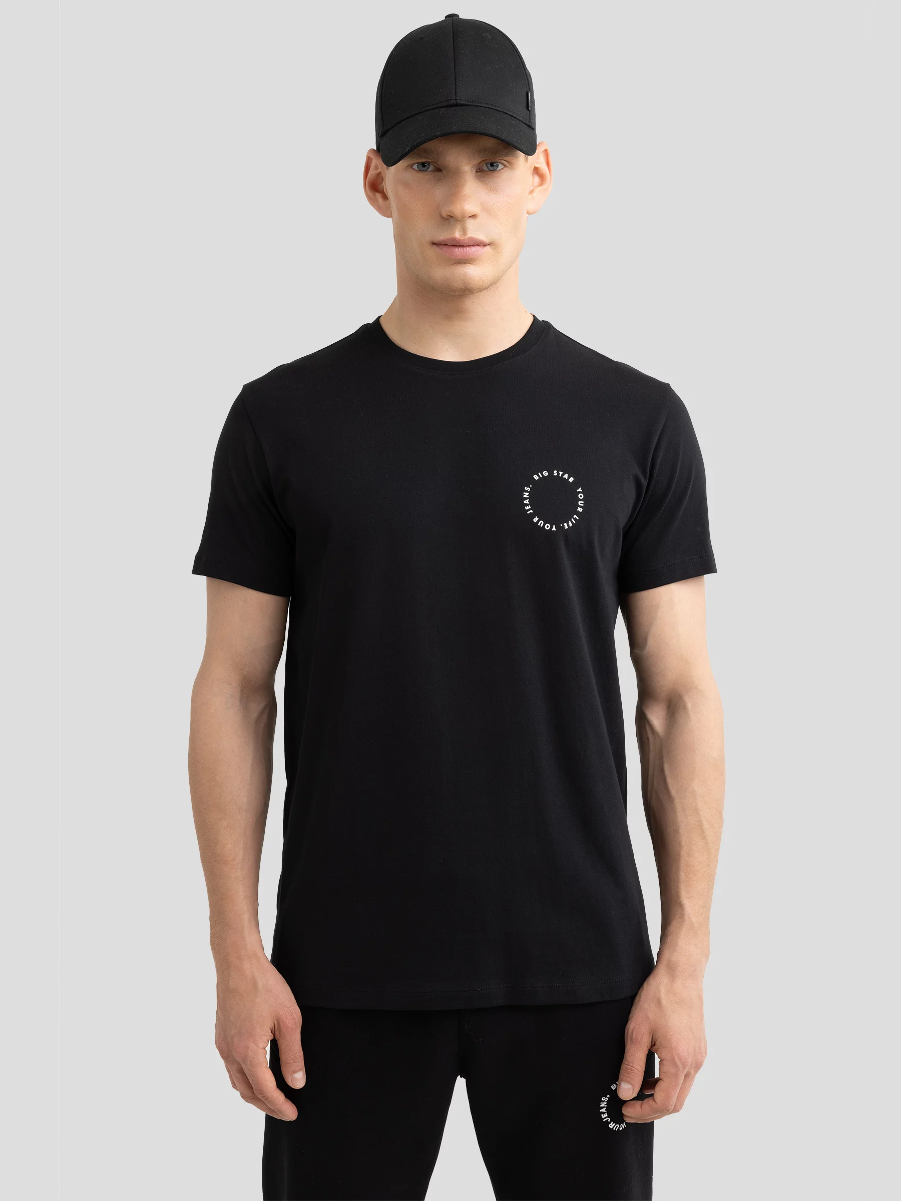 Koszulka męska z niewielkim nadrukiem na piersi czarna Orpion 906