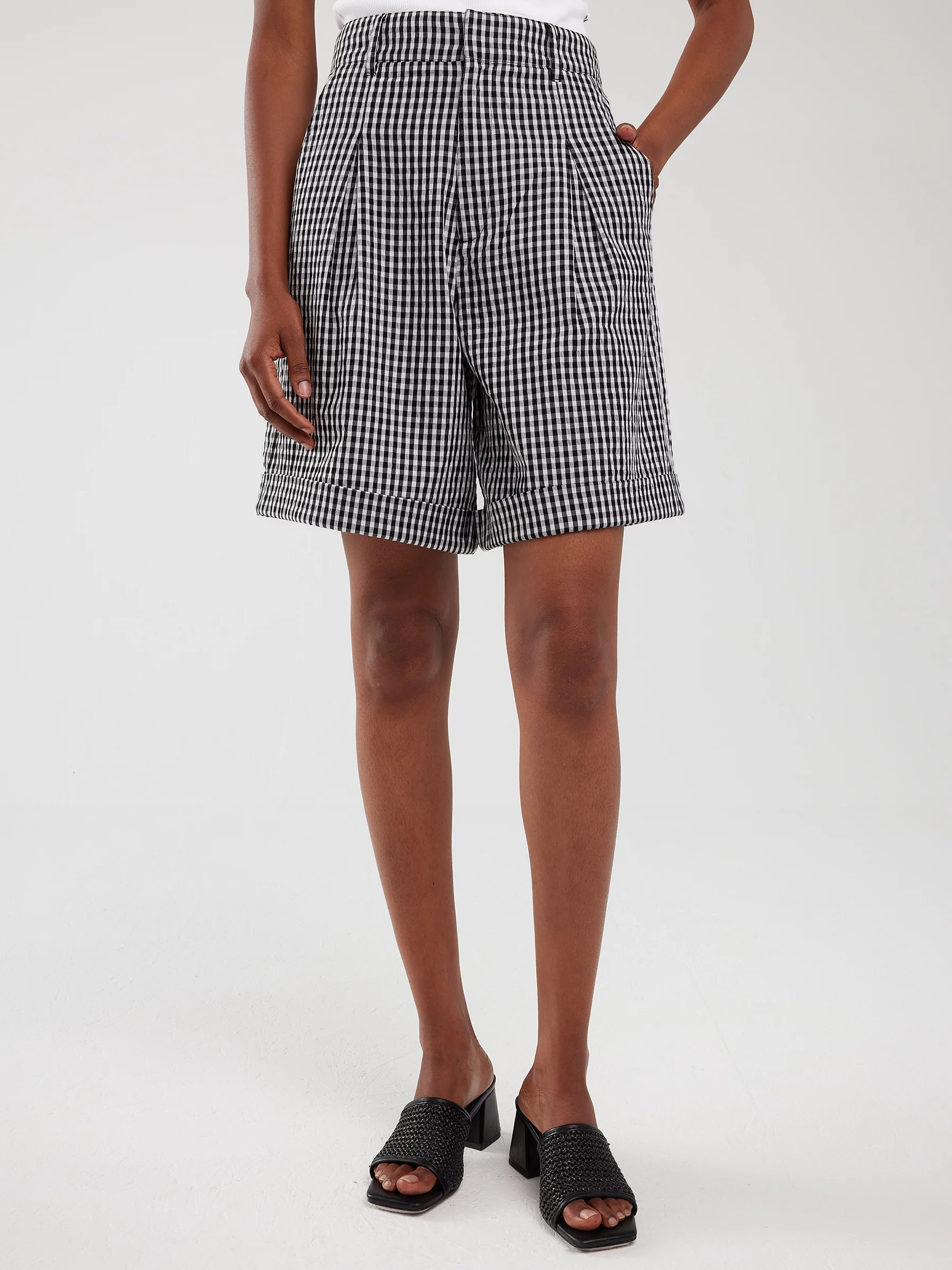 Szorty damskie z wysokim stanem w drobną kratę biało-czarne Pollini 906