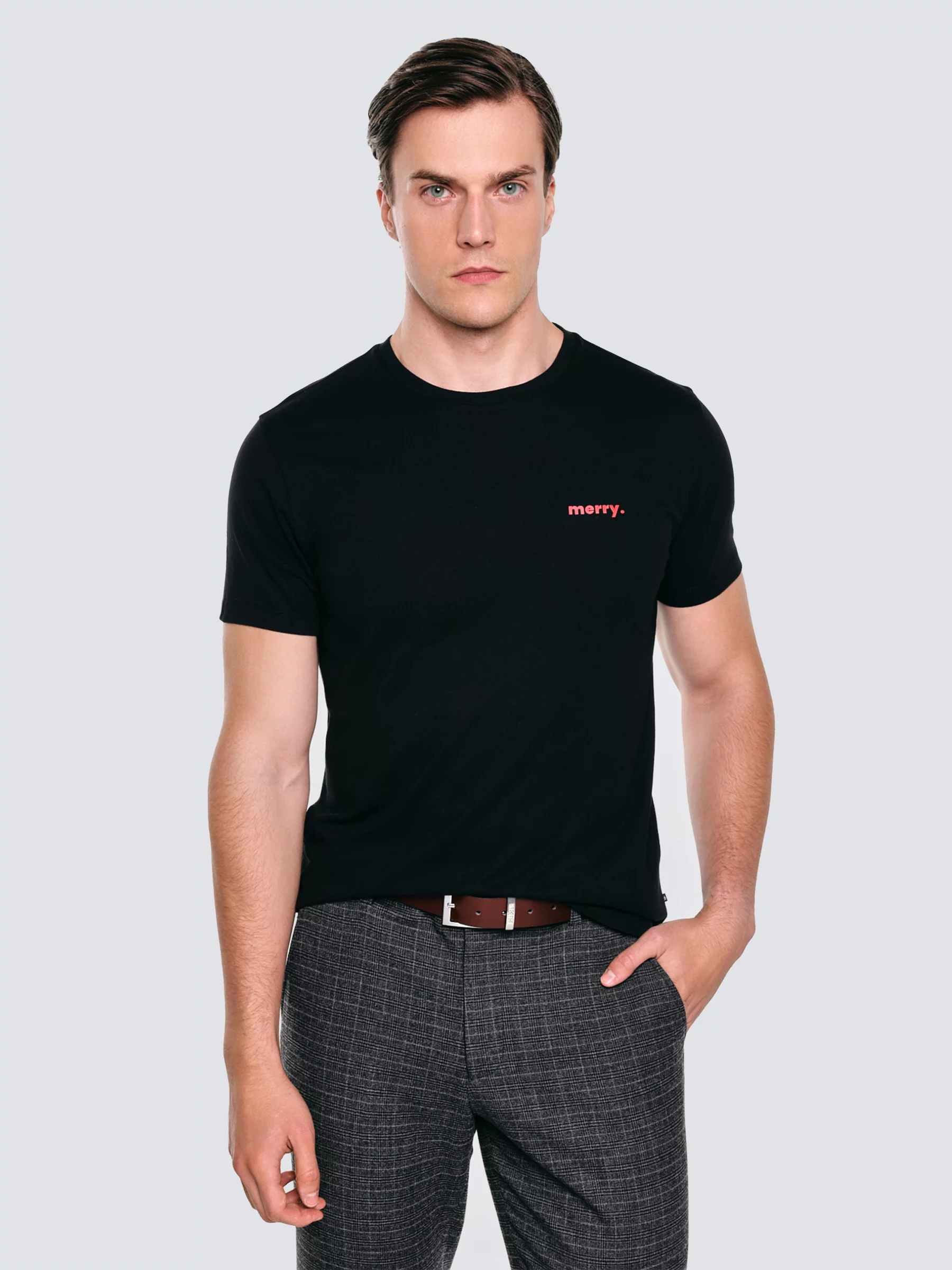 Koszulka męska z niewielkim nadrukiem na piersi czarna Karr 906