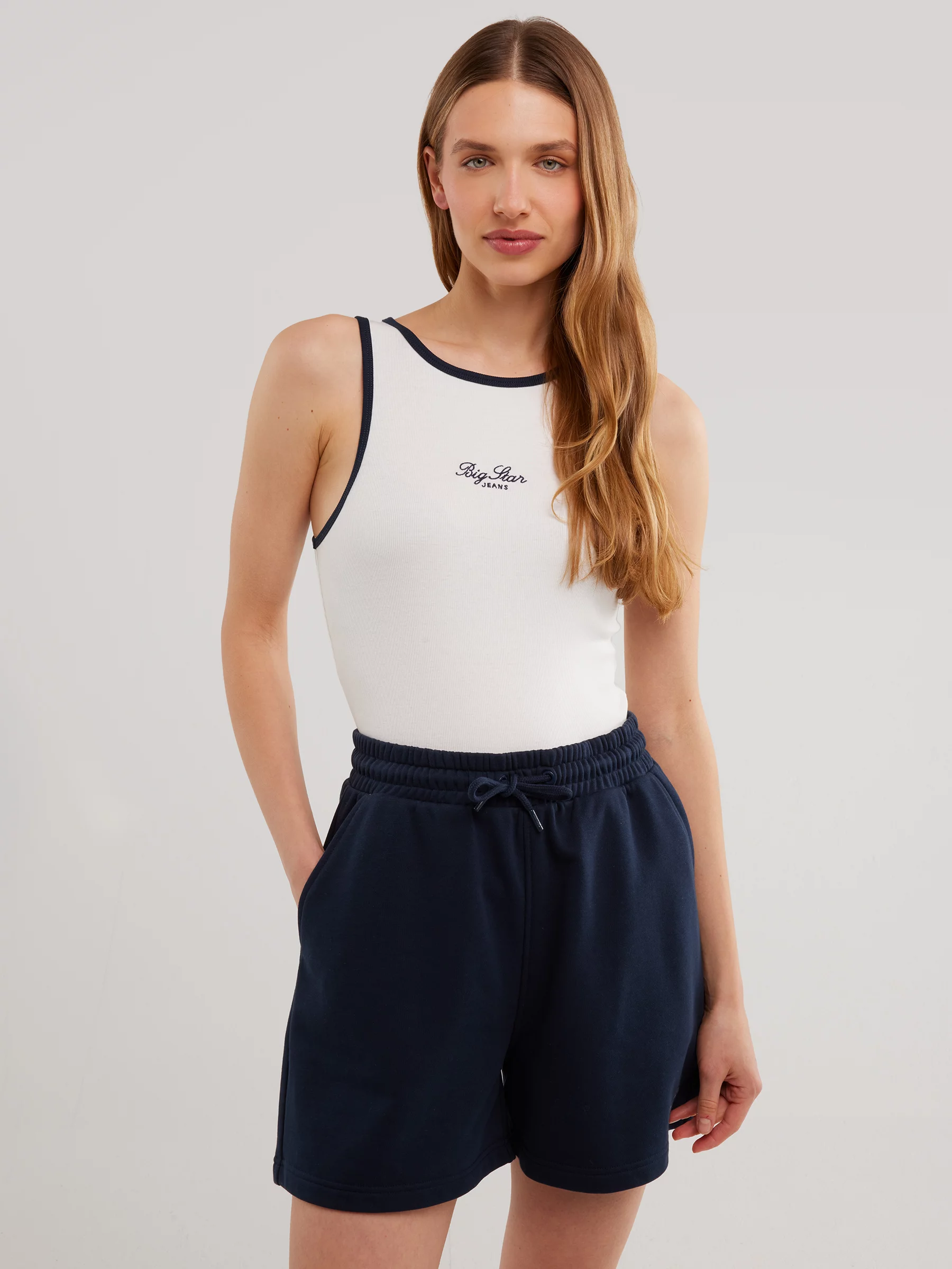 Koszulka damska na ramiączkach z kontrastowym wykoŅczeniem biała Arisa 100