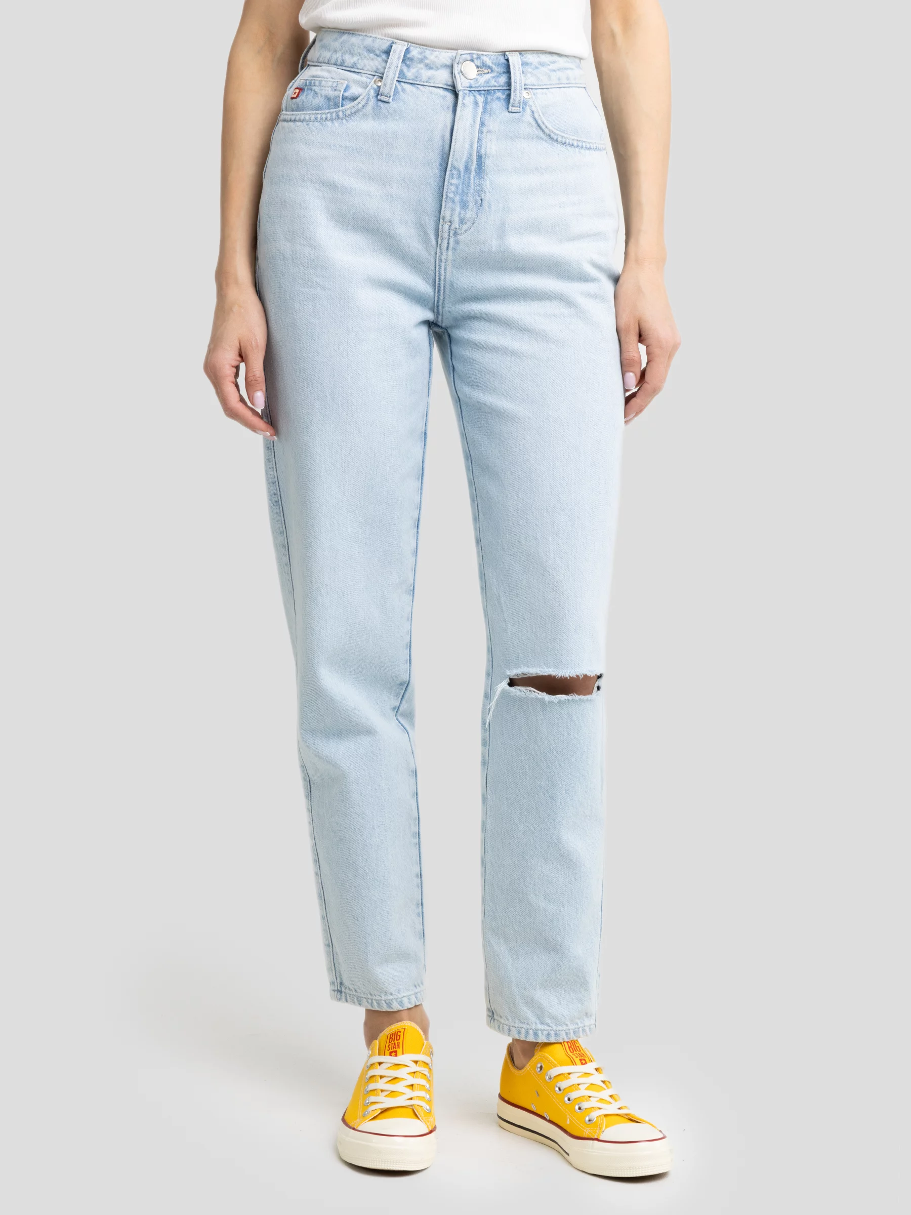 Jeansy damskie mom jeans z dziurą jasnoniebieskie Silla 122