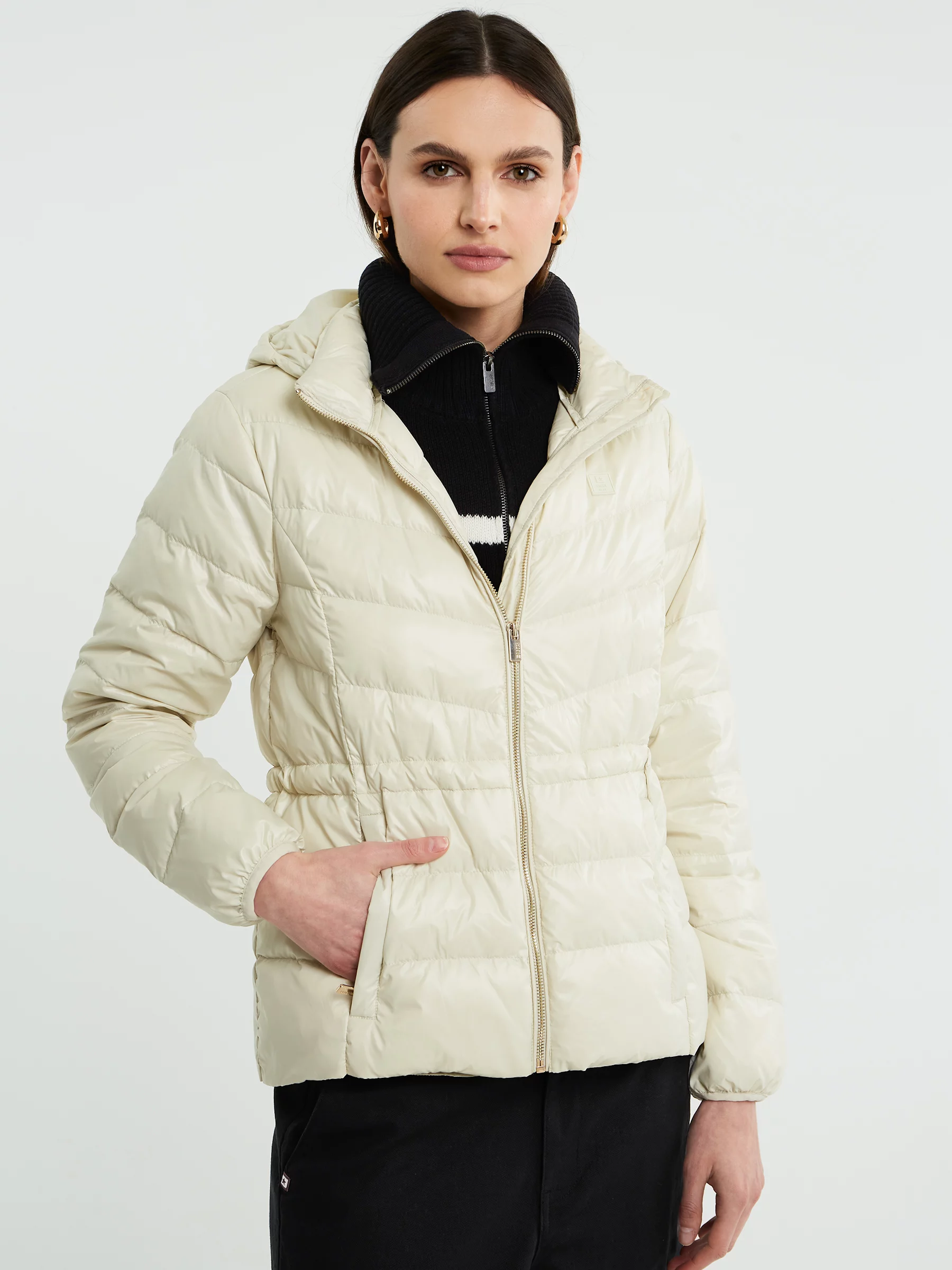 Kurtka damska puchowa z gumką w talii z kapturem kremowa Anissa 103