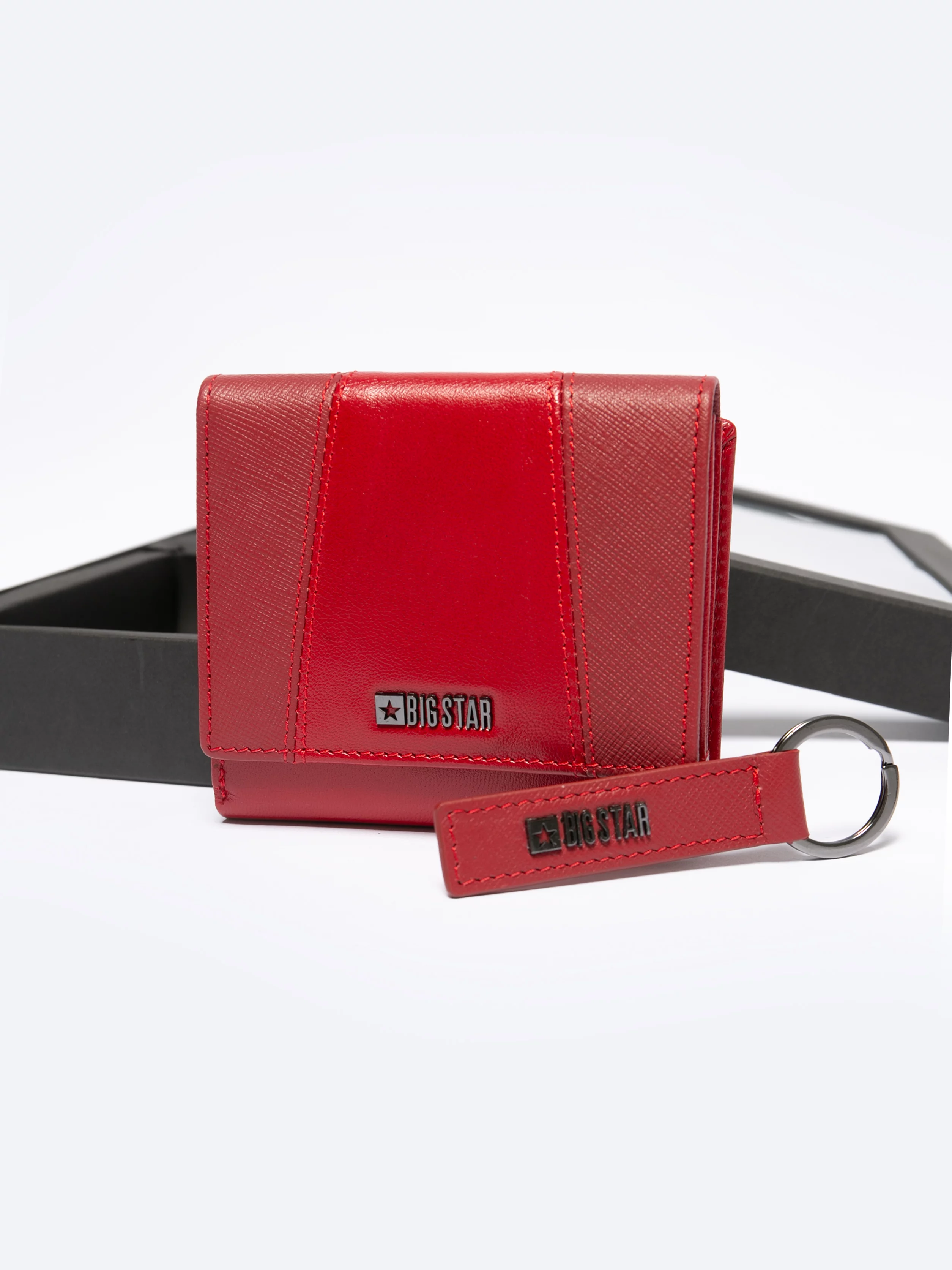 Portfel damski skórzany z brelokiem czerwony Mika 660