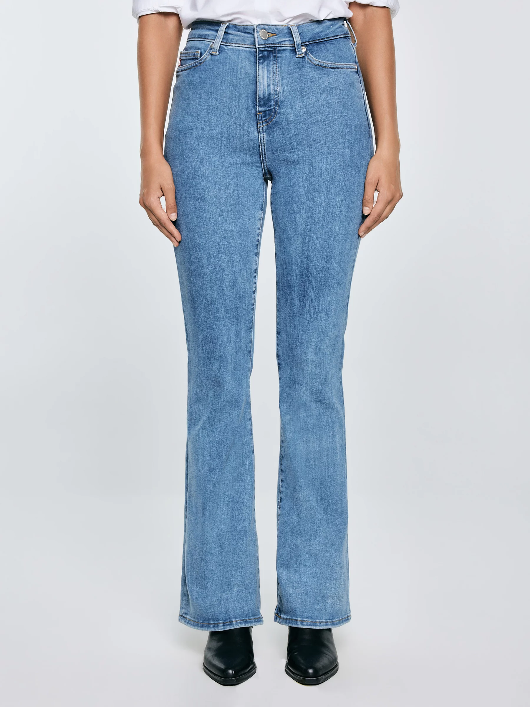 Jeansy damskie z rozszerzaną nogawką jasnoniebieskie Clara Flare 158