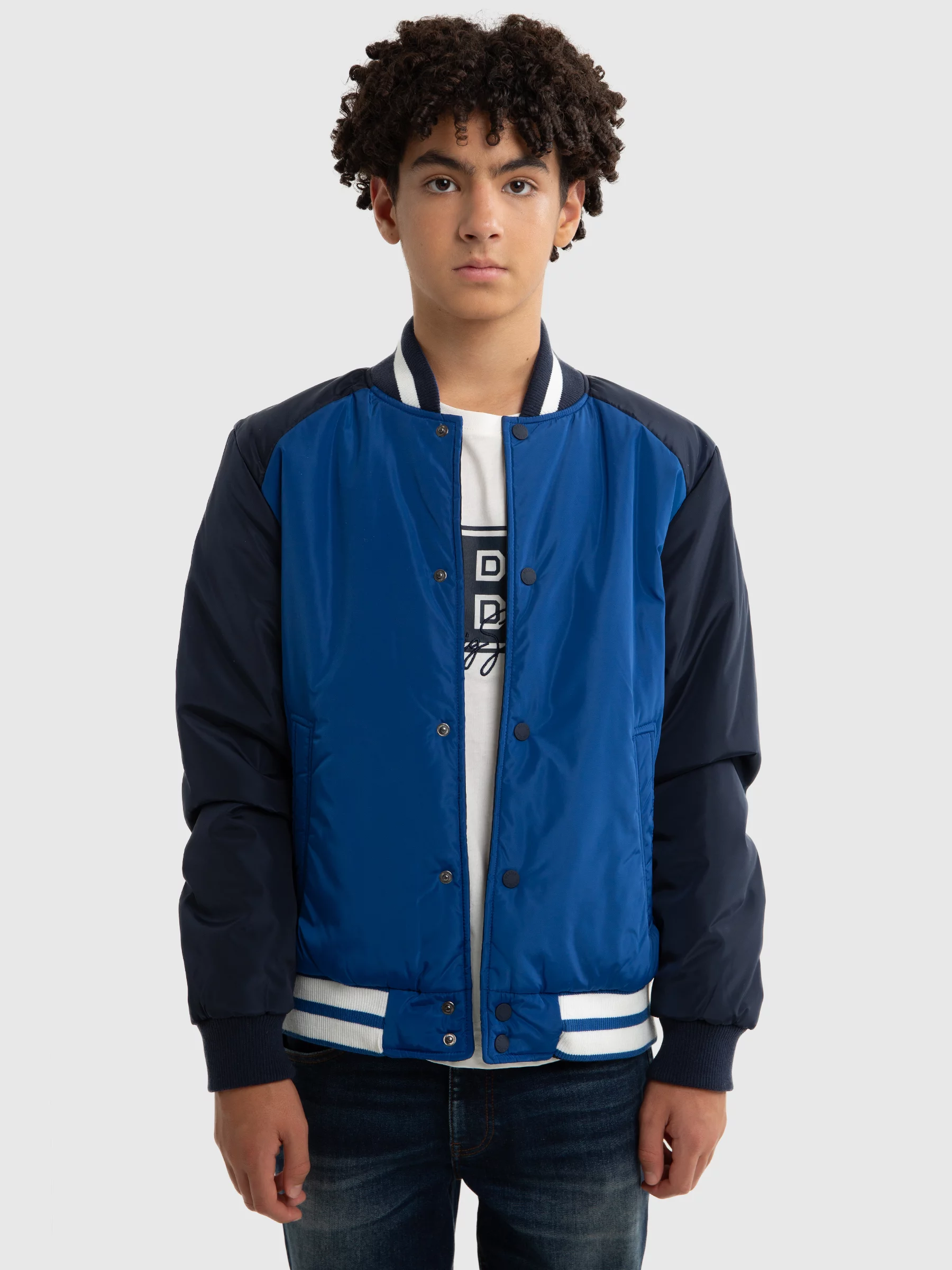 Kurtka bomberka chłopięca w stylu collegowym niebiesko-czarna Kinley 402