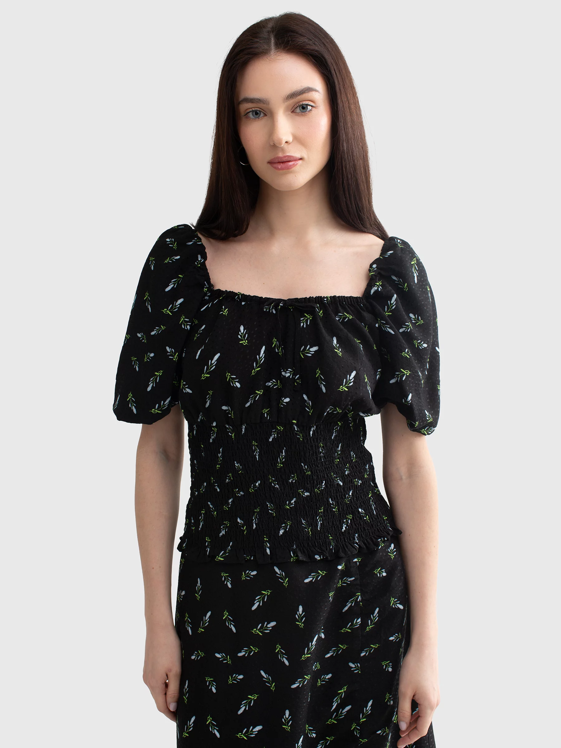 Bluzka damska z wiskozy z bufiastymi rękawami czarna Onega 906