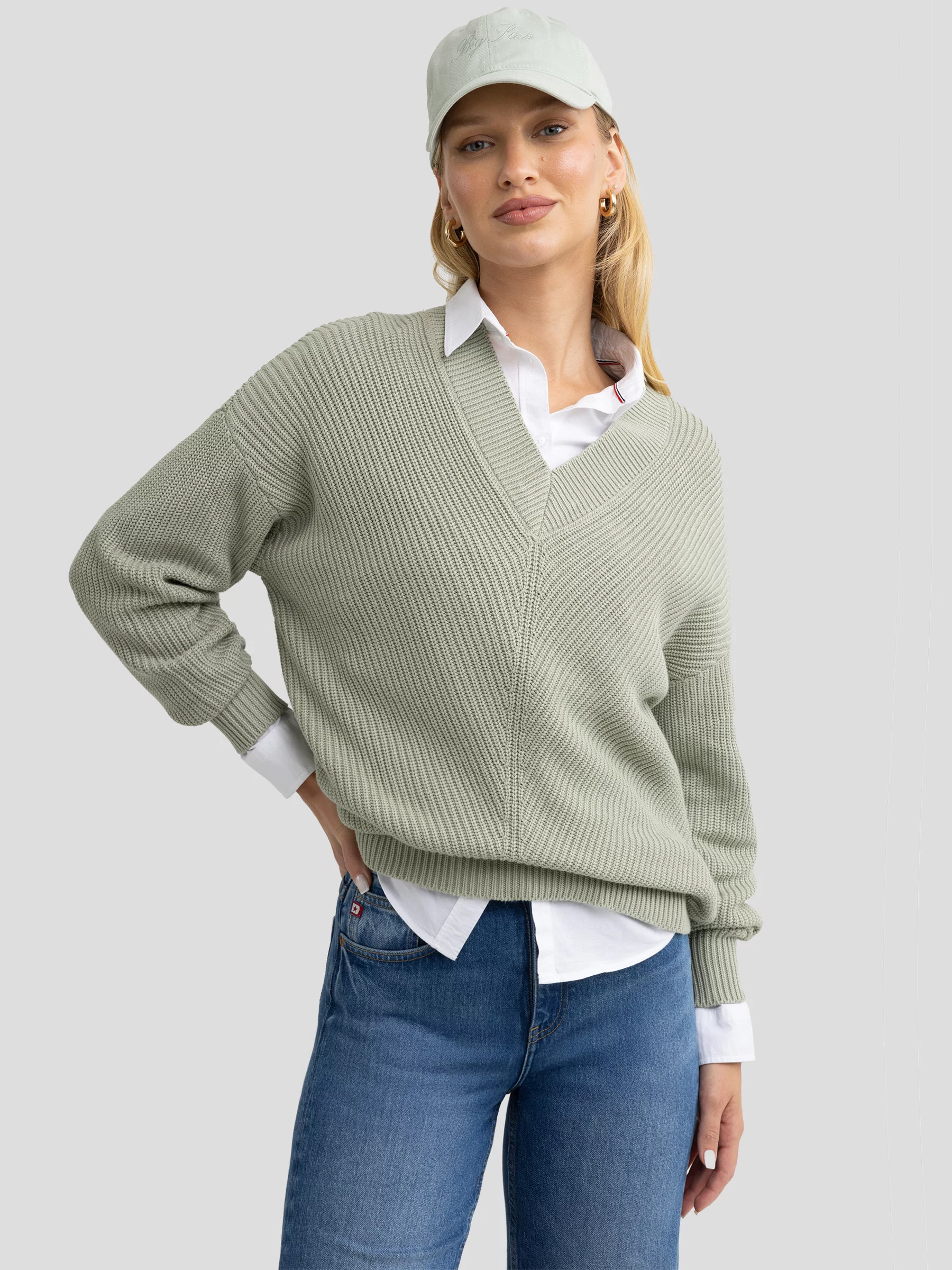 Sweter damski z wiskozy z dekoltem v-neck pistacjowy Cyntiana 300