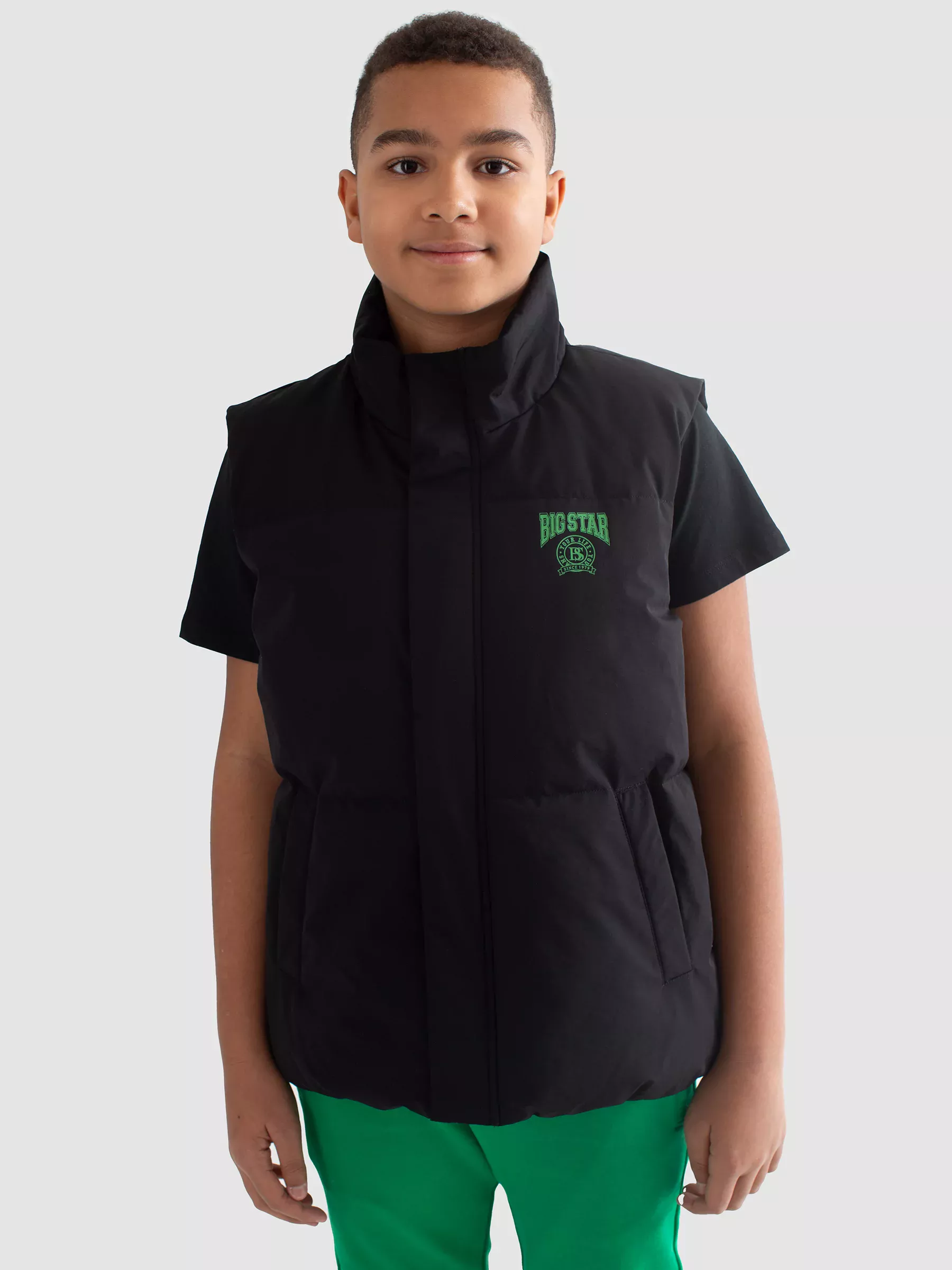 Kamizelka chłopięca pikowana z niewielkim nadrukiem na piersi czarna Tiger 906