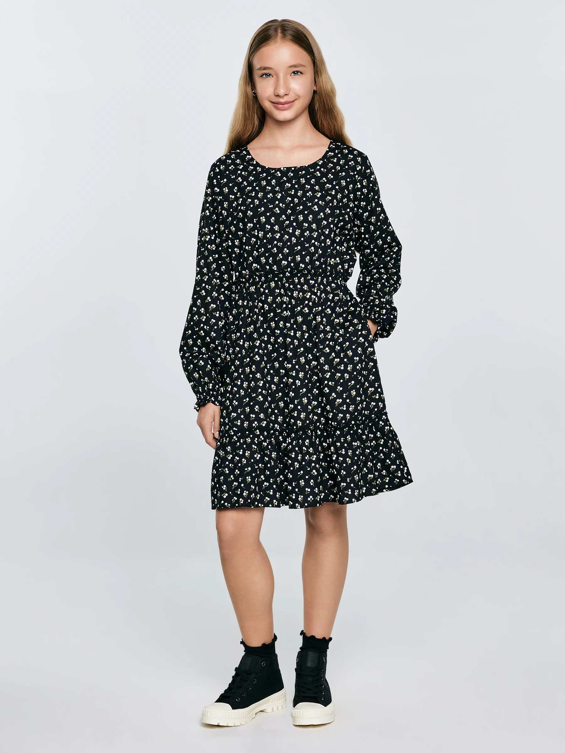 Sukienka dziewczęca z wiskozy z motywem kwiatowym czarna Namisa 906
