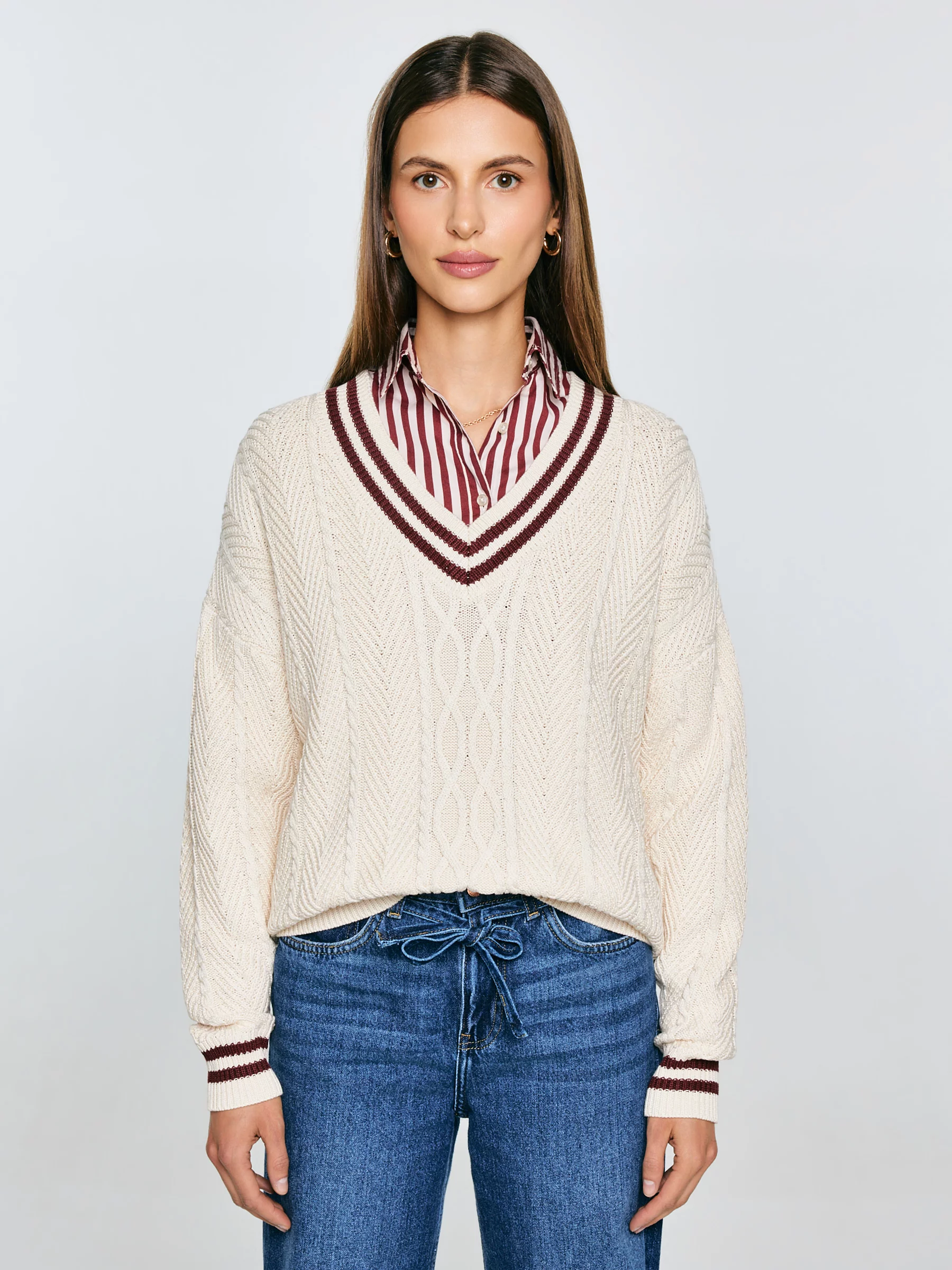 Sweter damski z wiskozy z dekoltem v-neck kremowy Cyntylia 102