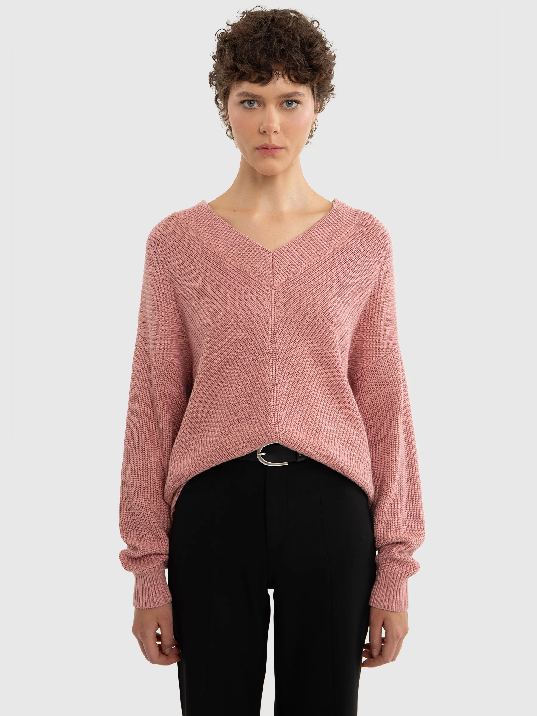 Sweter damski z wiskozy z dekoltem v-neck różowy Cyntiana 600