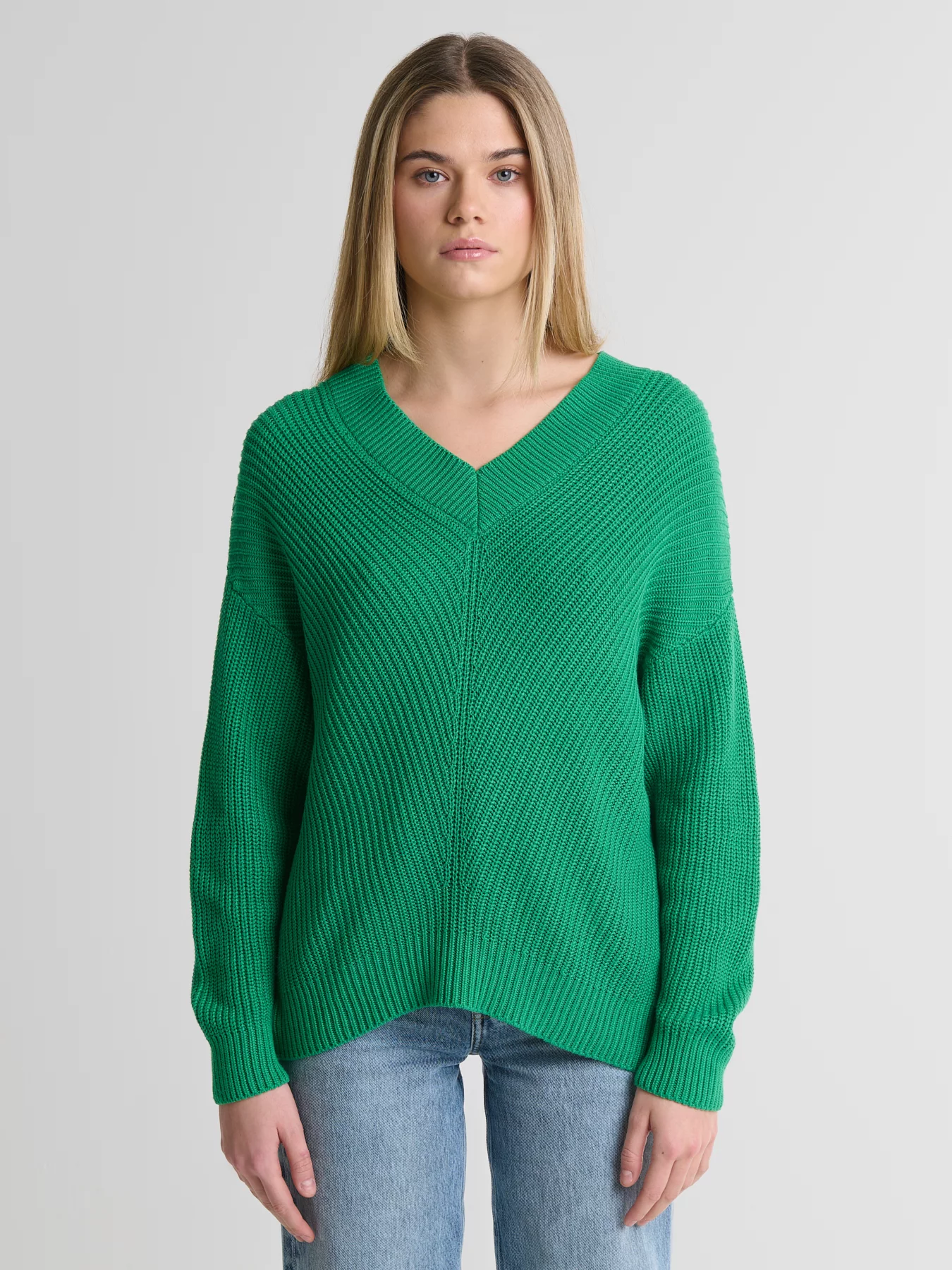 Sweter damski z wiskozy z dekoltem v-neck zielony Cyntiana 301