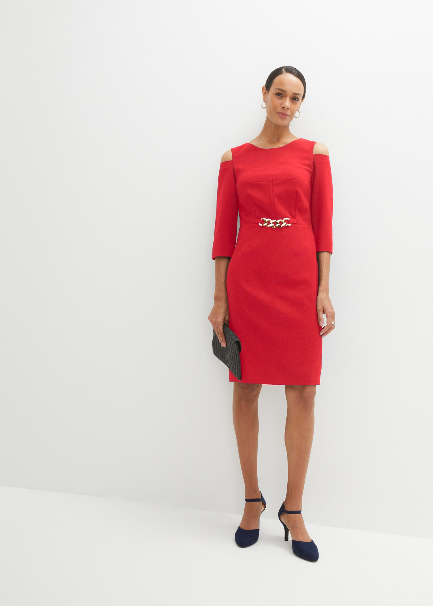 Sukienka ołówkowa z dekoracyjnym łańcuszkiem