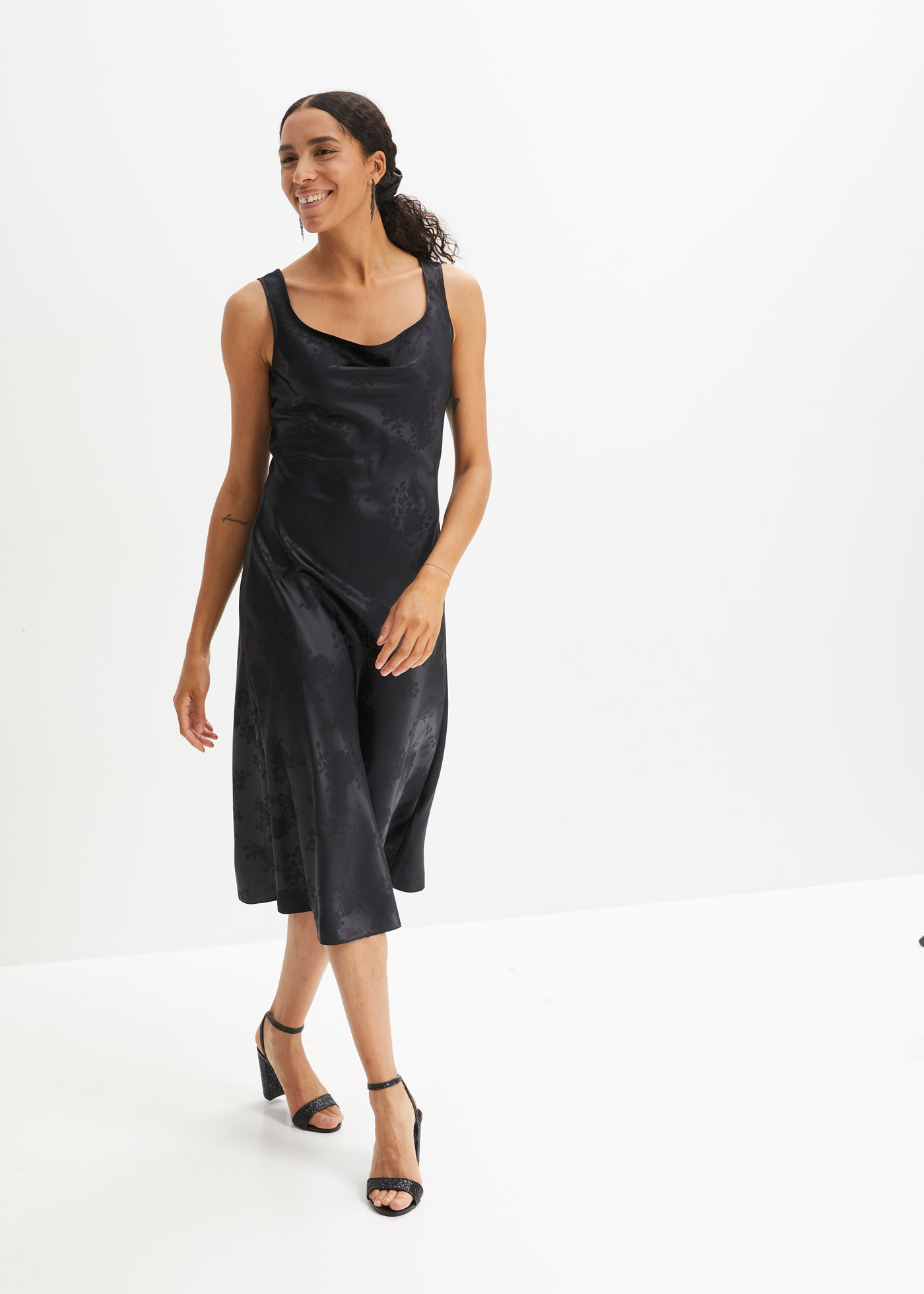 Sukienka midi satynowa z dekoltem wodą