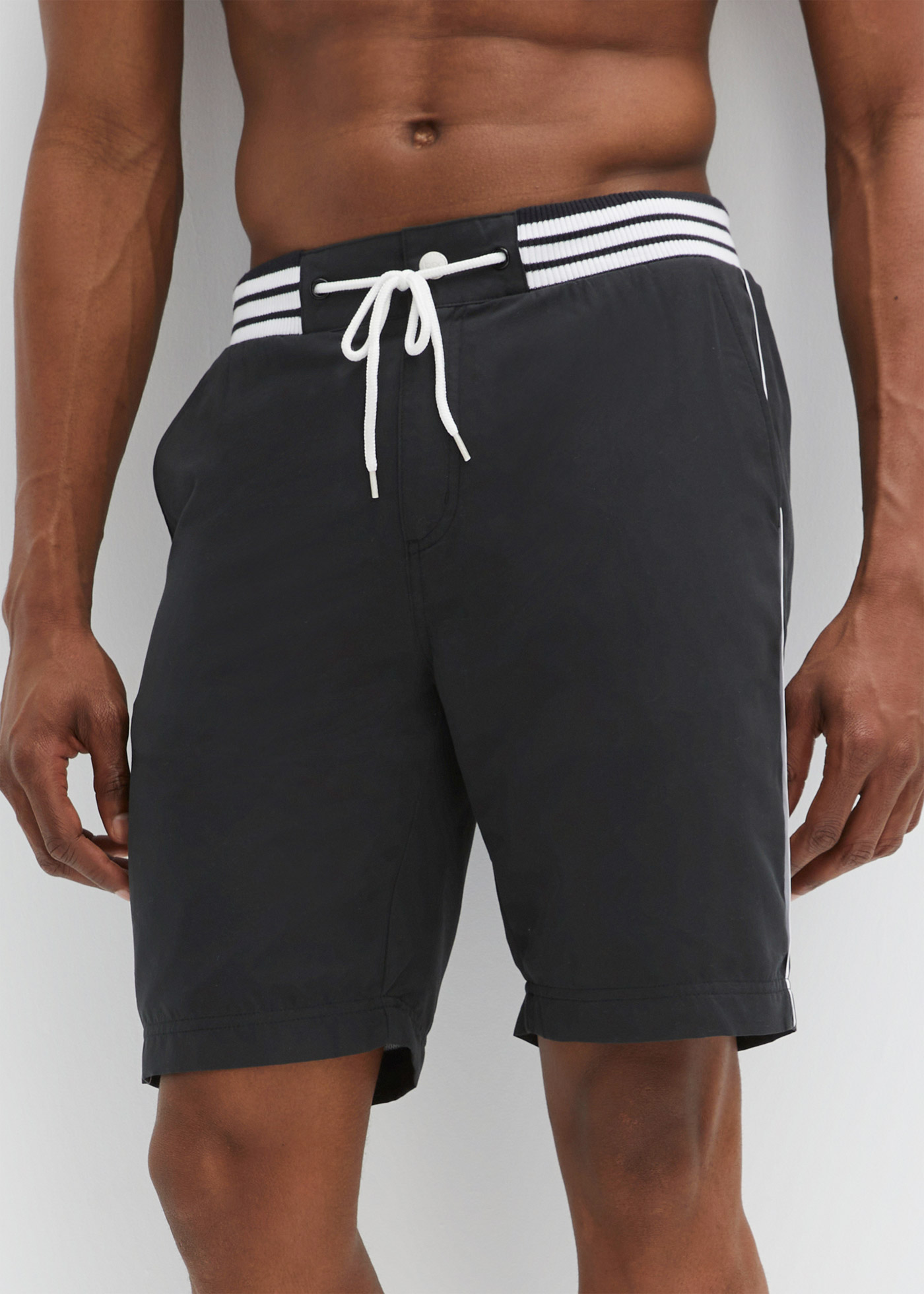 Bermudy plażowe z poliestru z recyklingu, z paskiem w prążek