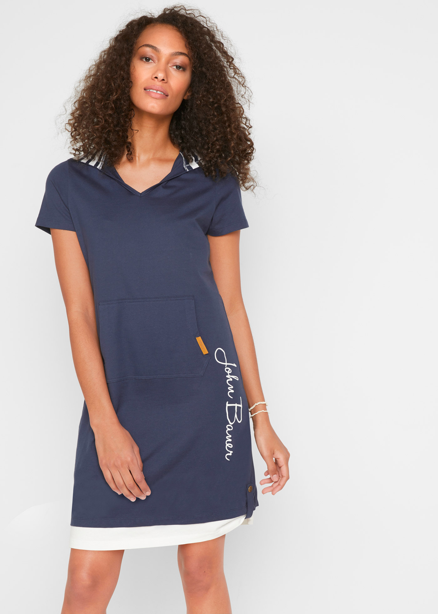 Sukienka shirtowa z krótkim rękawem i kapturem, w optyce dwuwarstwowej