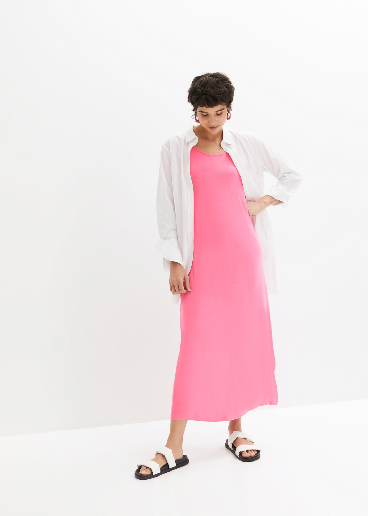 Wygodna sukienka shirtowa maxi z rozcięciem