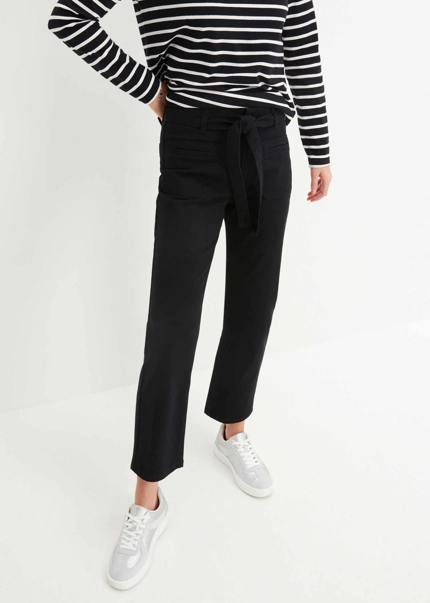 Spodnie twillowe z prostymi nogawkami i wiązanym paskiem