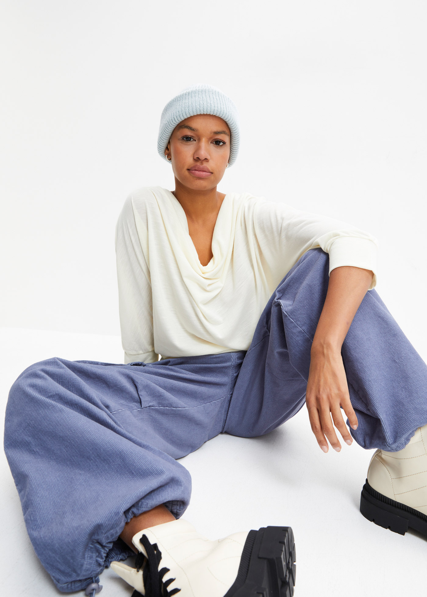 "Shirt z dekoltem ""wodą"""