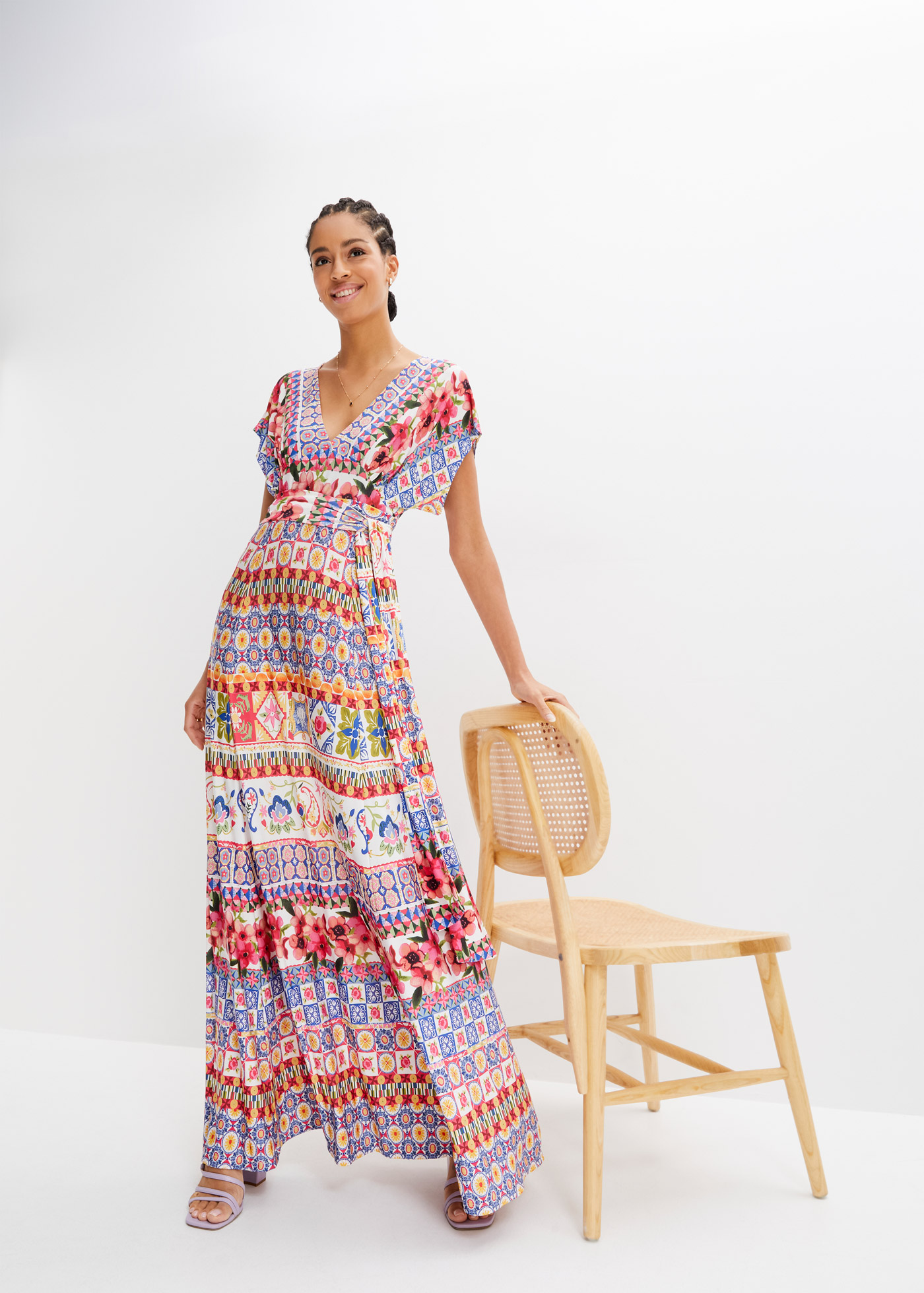 Długa sukienka z wiązanym paskiem