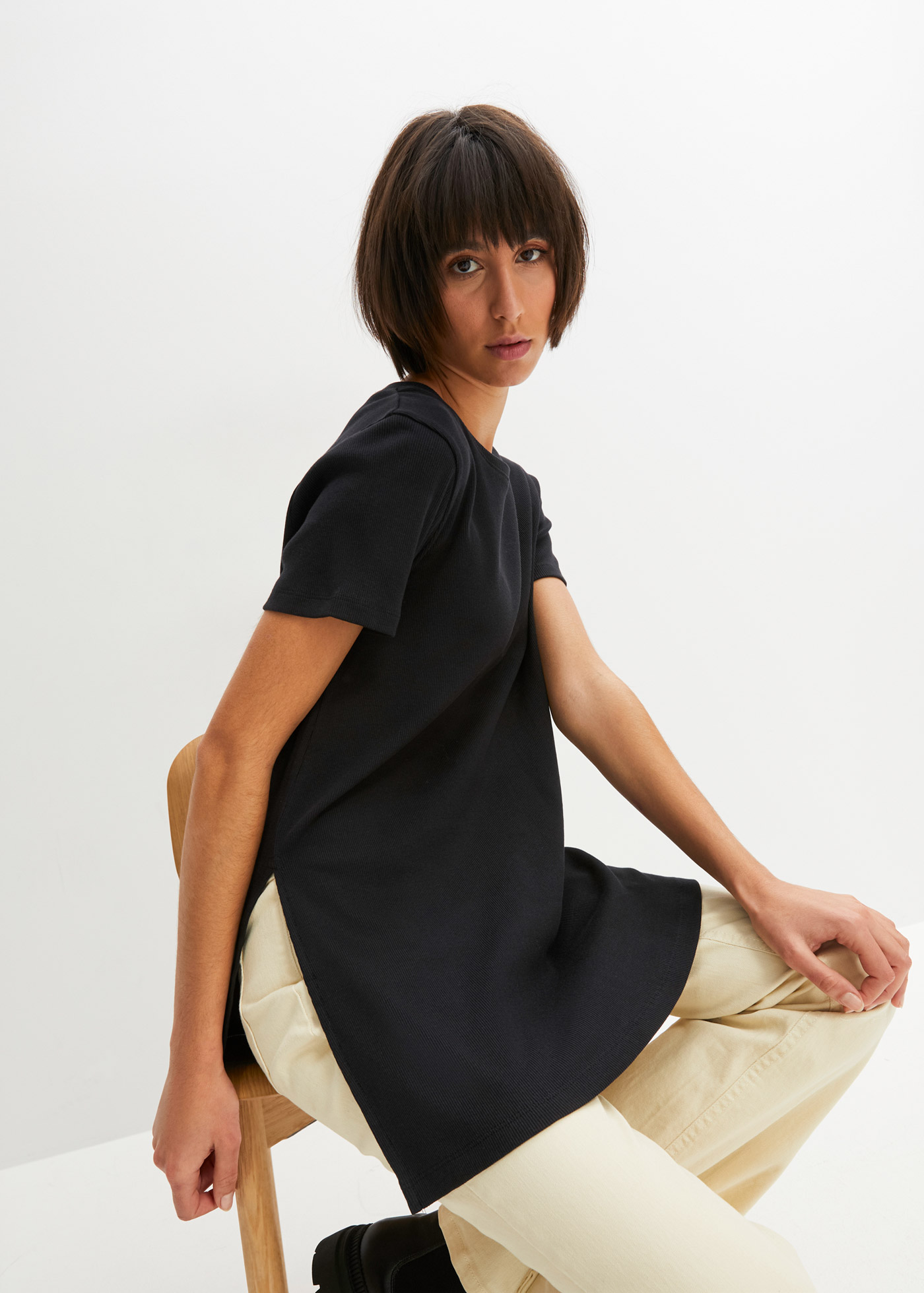 Długi shirt z rozcięciem