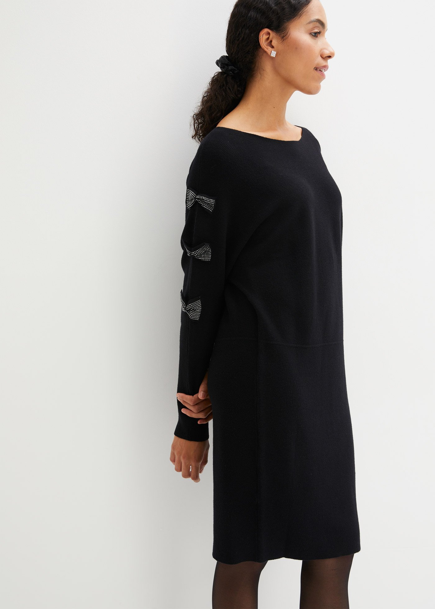 Sukienka dzianinowa z aplikacją ze sztrasów