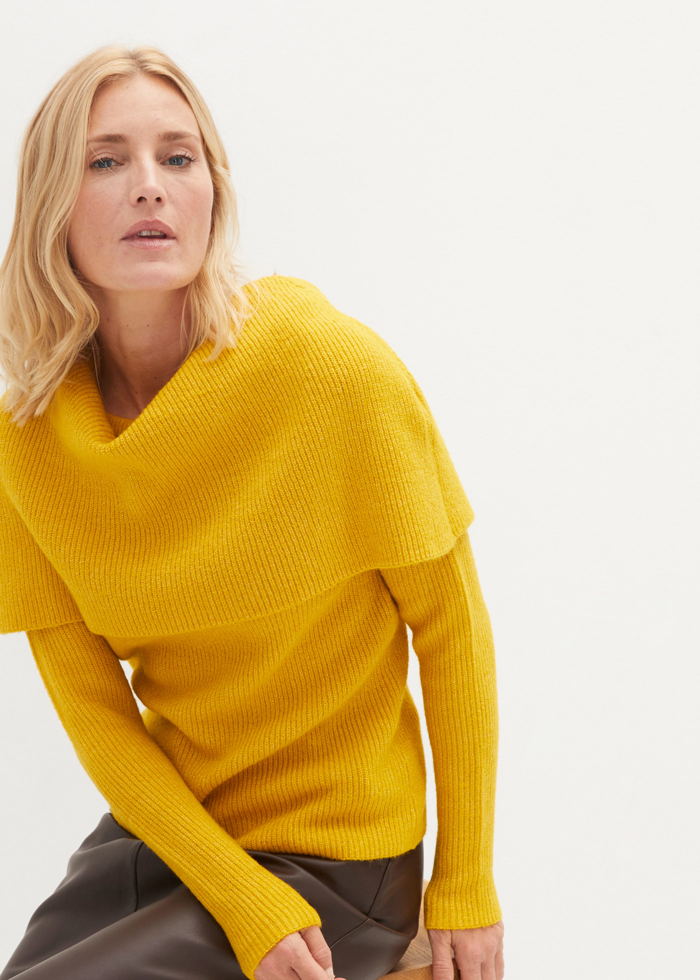 Sweter z szalową wstawką do noszenia na różne sposoby