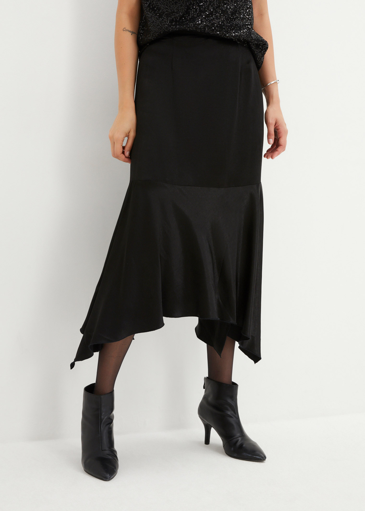 Spódnica satynowa z asymetrycznym dołem