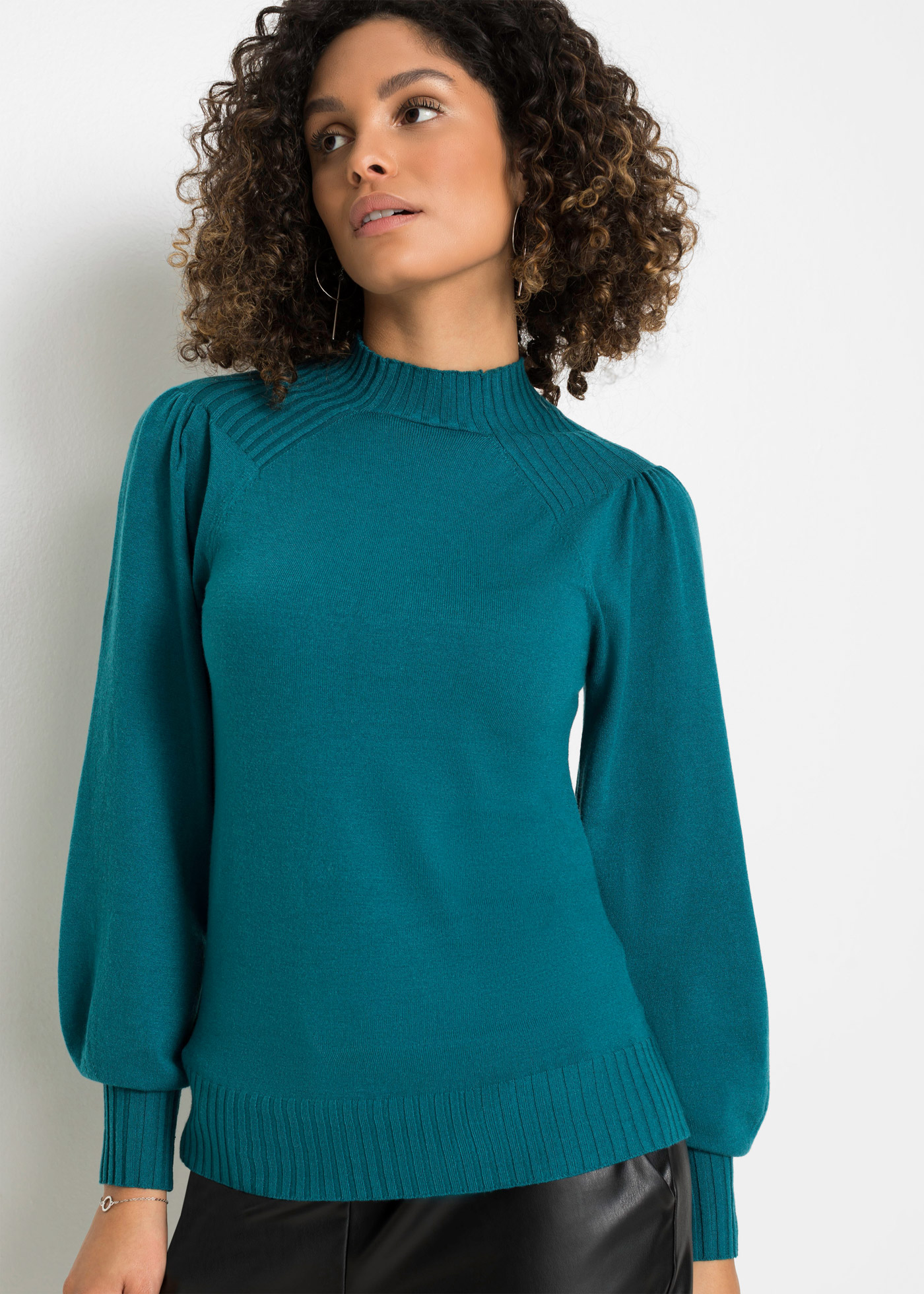 Sweter z golfem i rękawami balonowymi