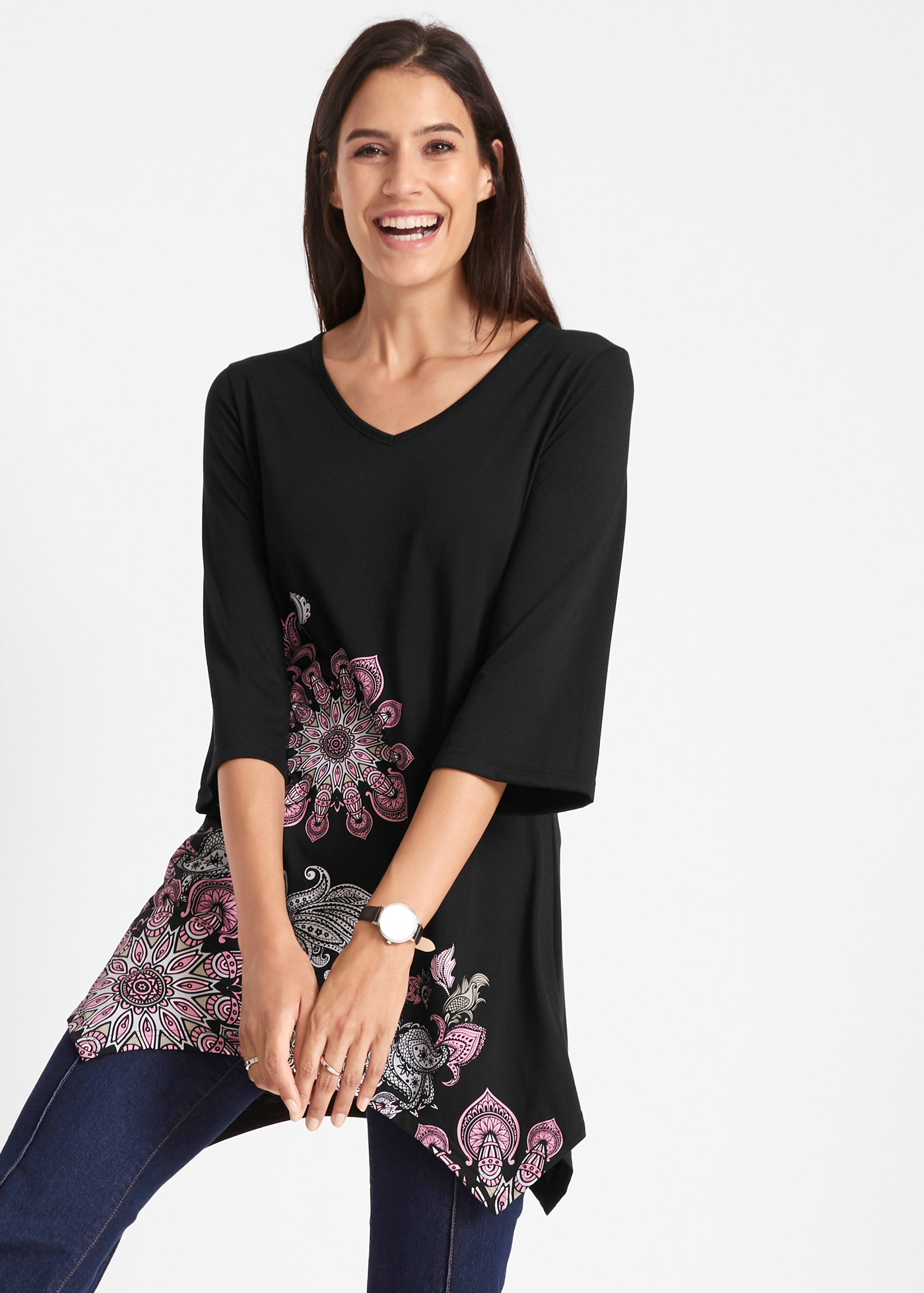 Długi shirt z dołem wyciętym w szpic i rozkloszowanymi rękawami