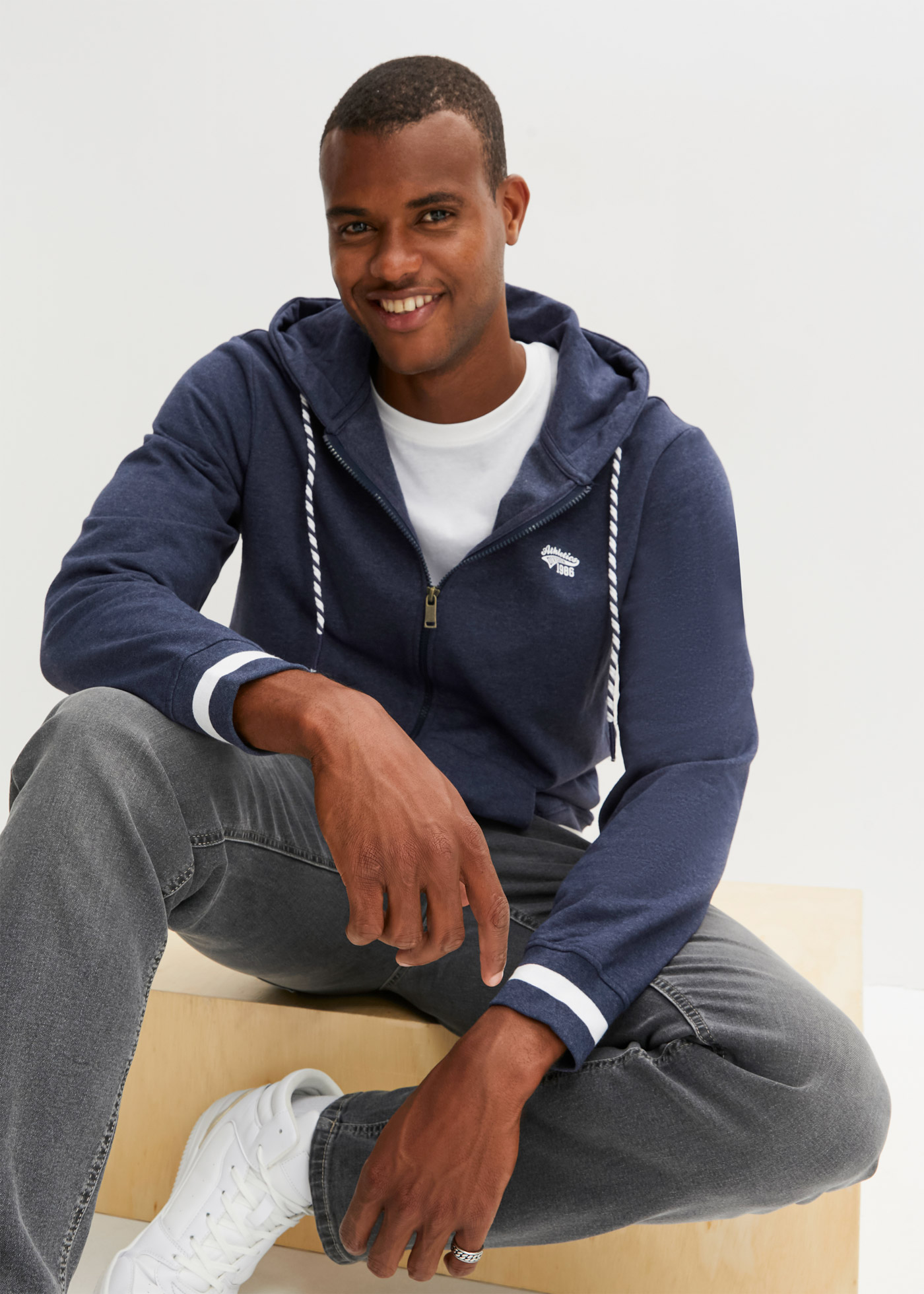 Bluza rozpinana z kapturem w wygodnym fasonie, z poliestru z recyklingu