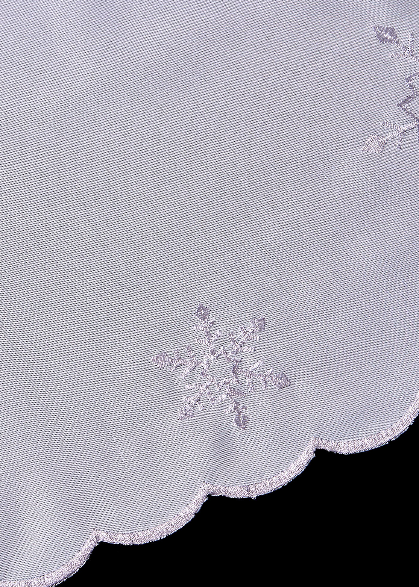 Zazdrostka z haftem w płatki śniegu