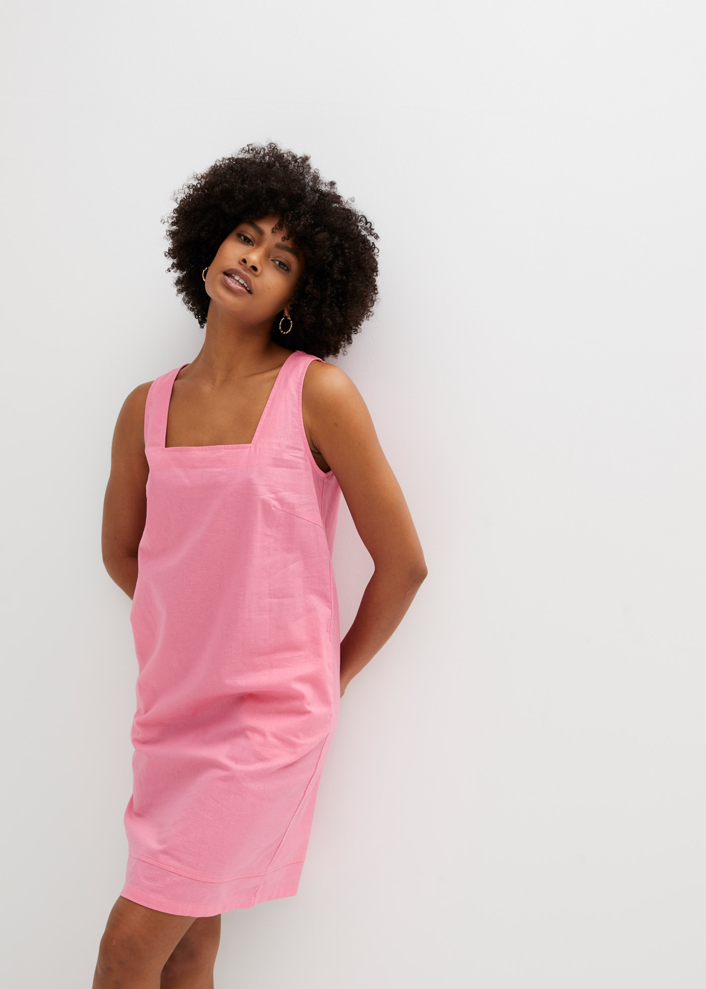 Sukienka lniana z wycięciem z tyłu