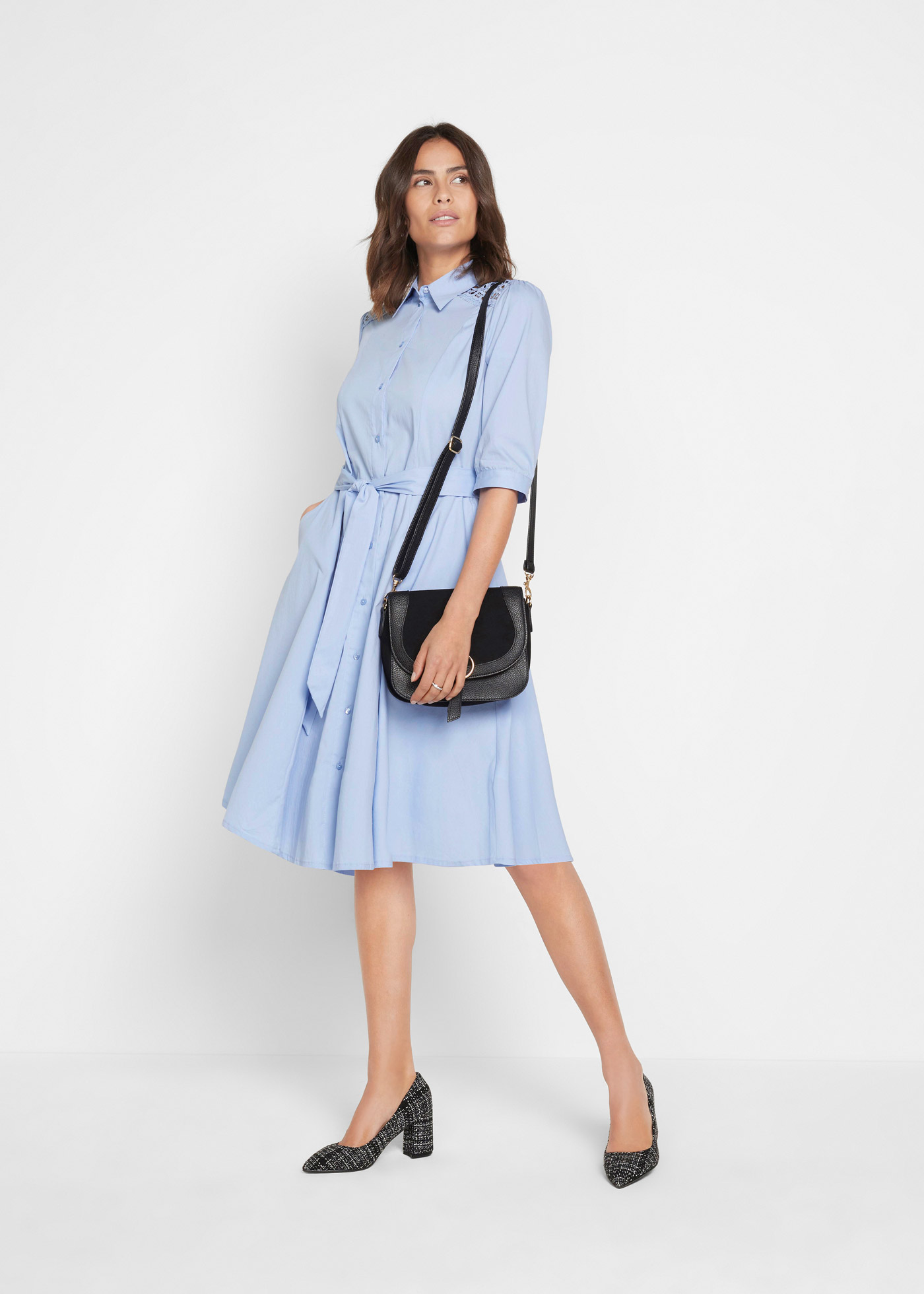 Sukienka koszulowa z koronką i wiązanym paskiem