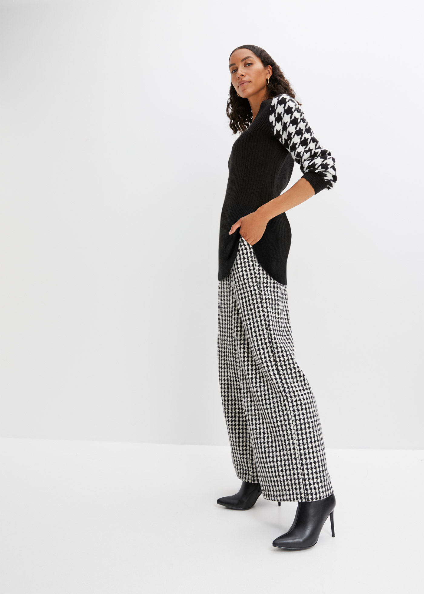 Sweter z rękawami w modny deseń