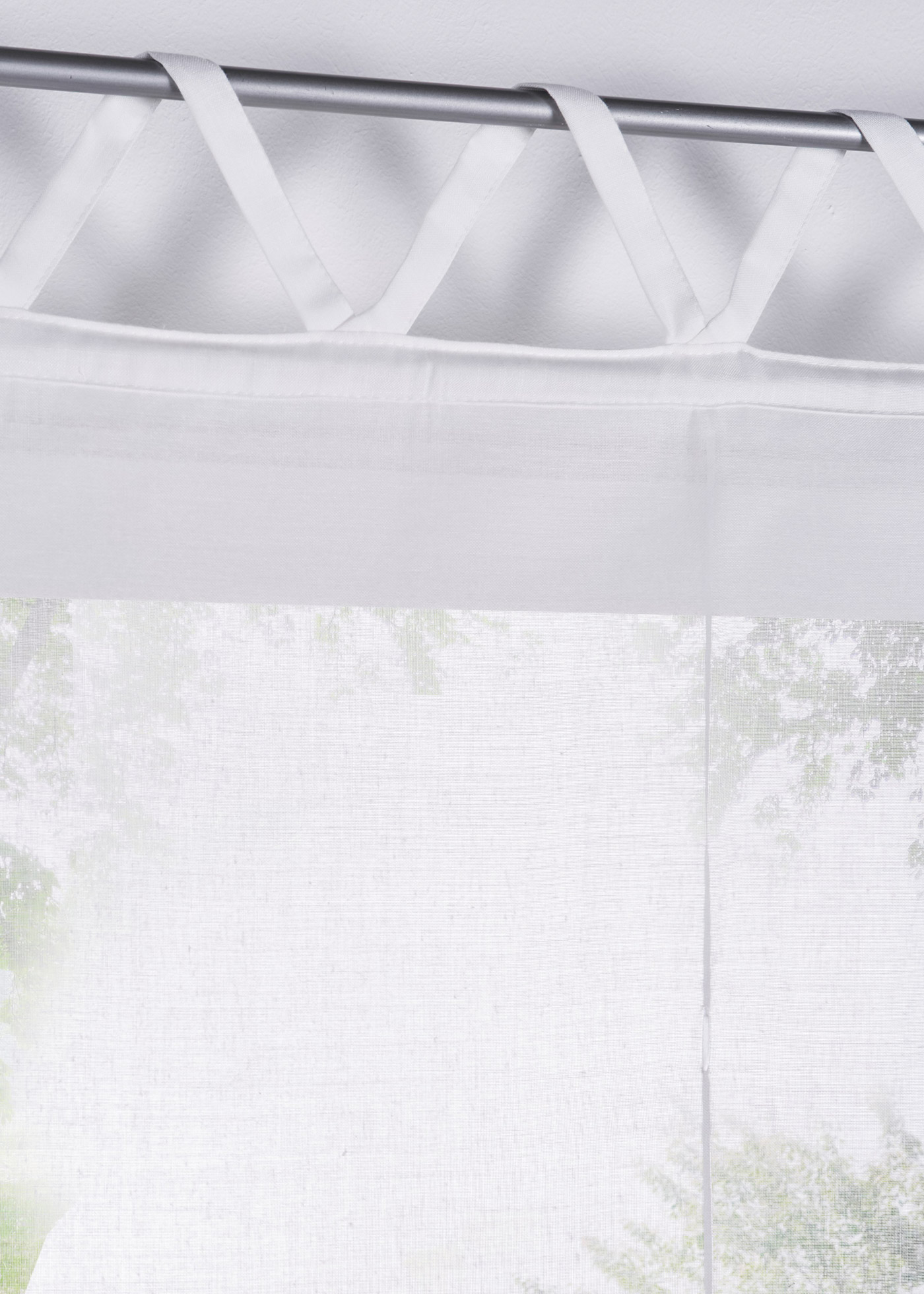 Roleta z wiązanymi troczkami z materiału w optyce lnu