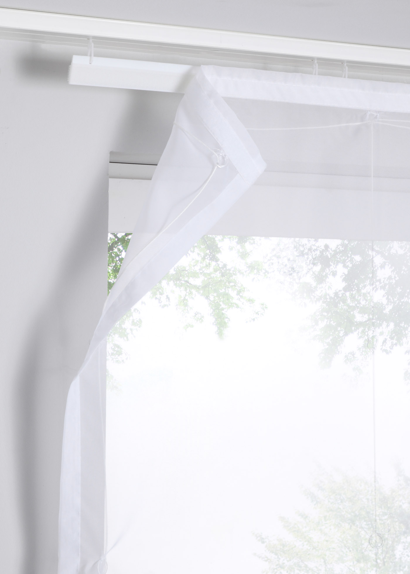 Roleta prześwitująca z lekkiego woalu