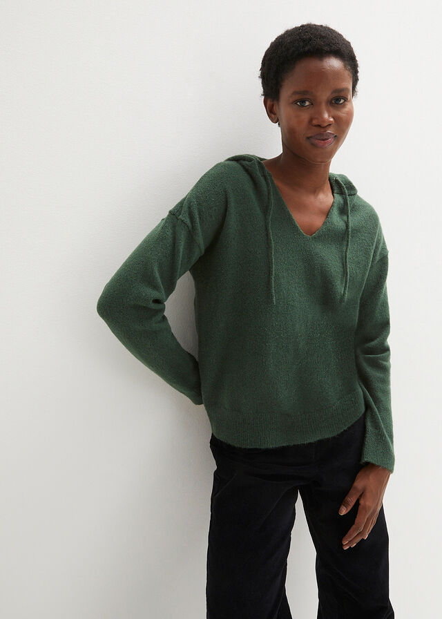 Sweter z dekoltem w serek i kapturem